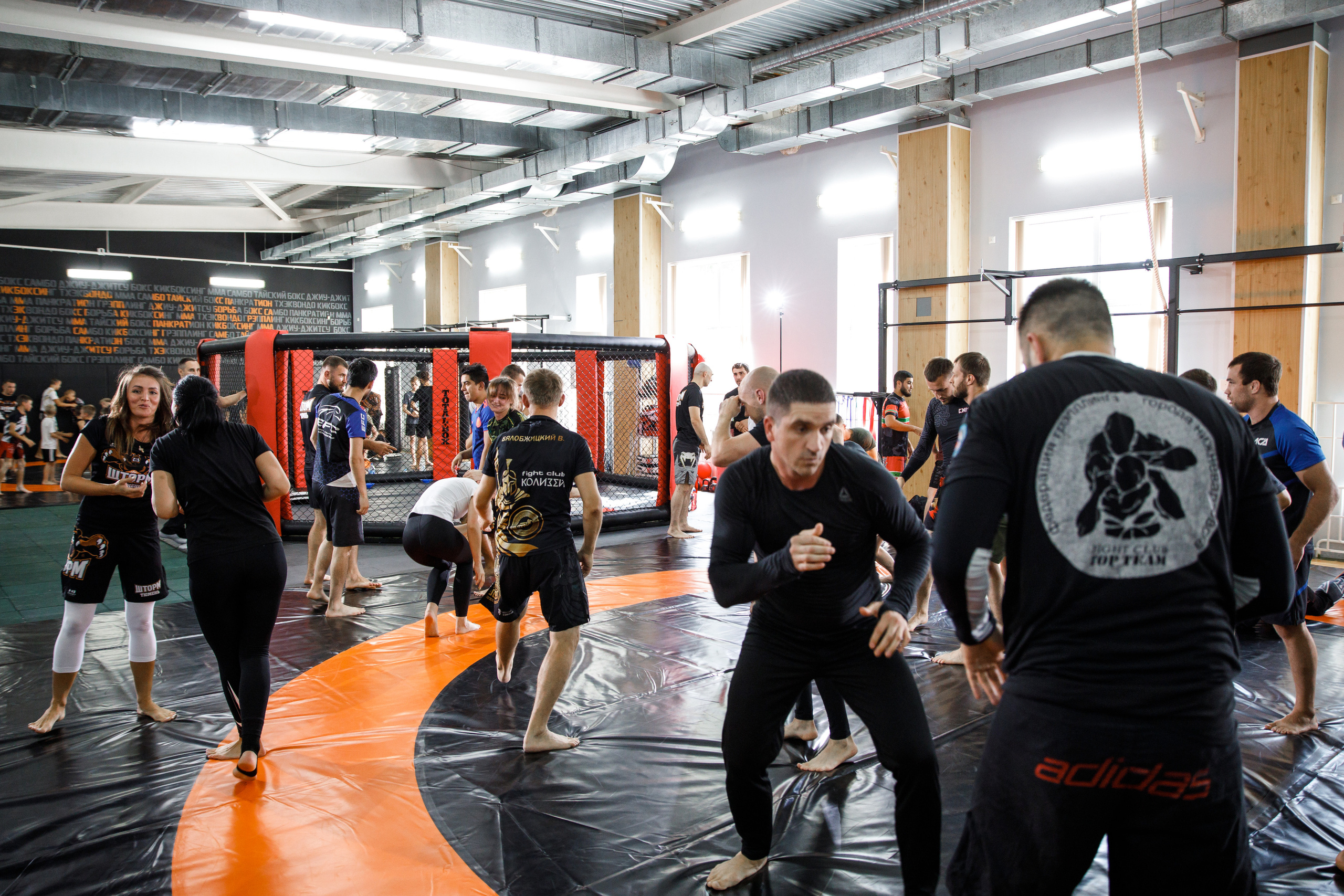 Шторм. Открытие филиала школы единоборств А. Шлеменко в Тюмени. Фотограф Антон Никандров