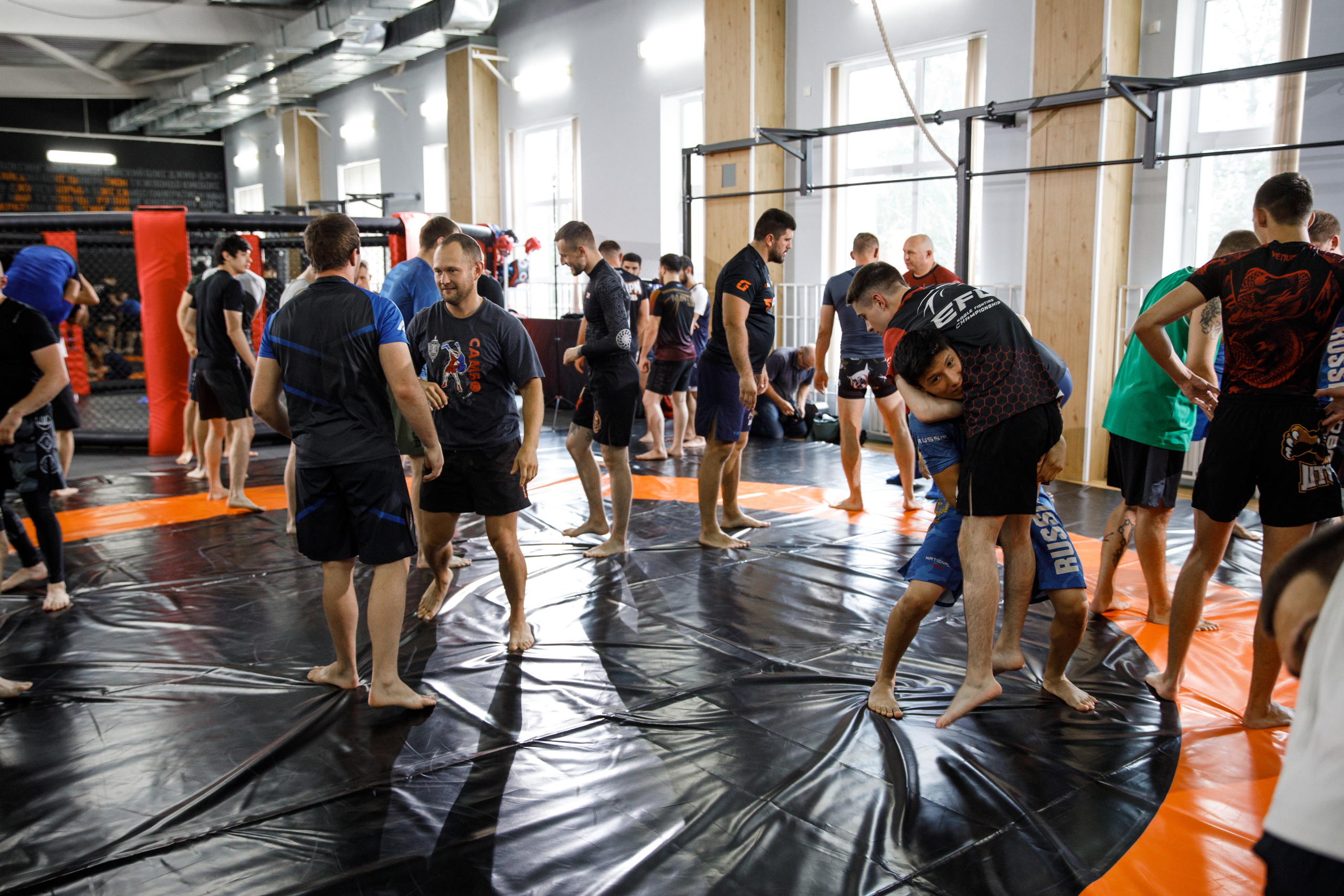 Шторм. Открытие филиала школы единоборств А. Шлеменко в Тюмени. Фотограф Антон Никандров