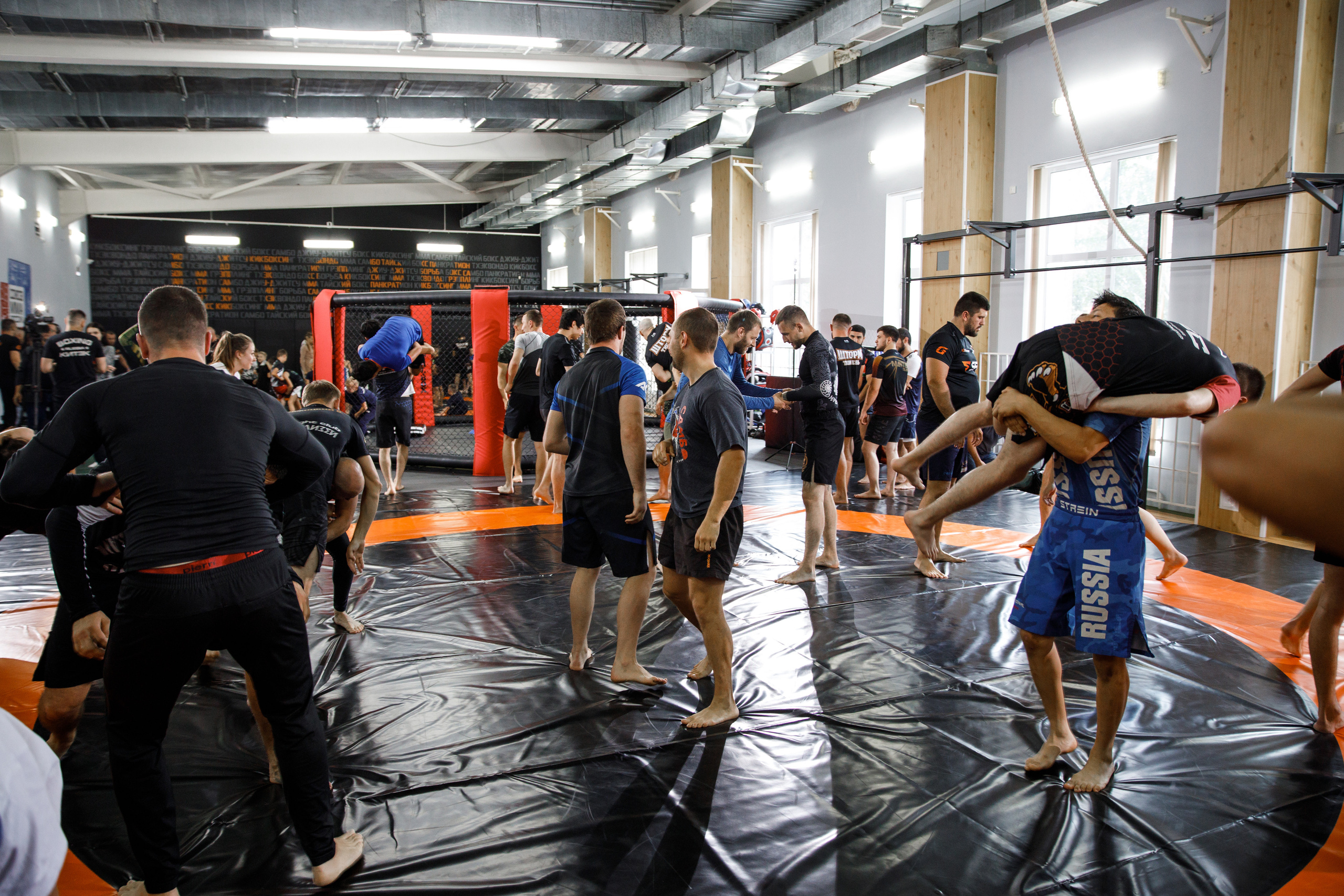 Шторм. Открытие филиала школы единоборств А. Шлеменко в Тюмени. Фотограф Антон Никандров