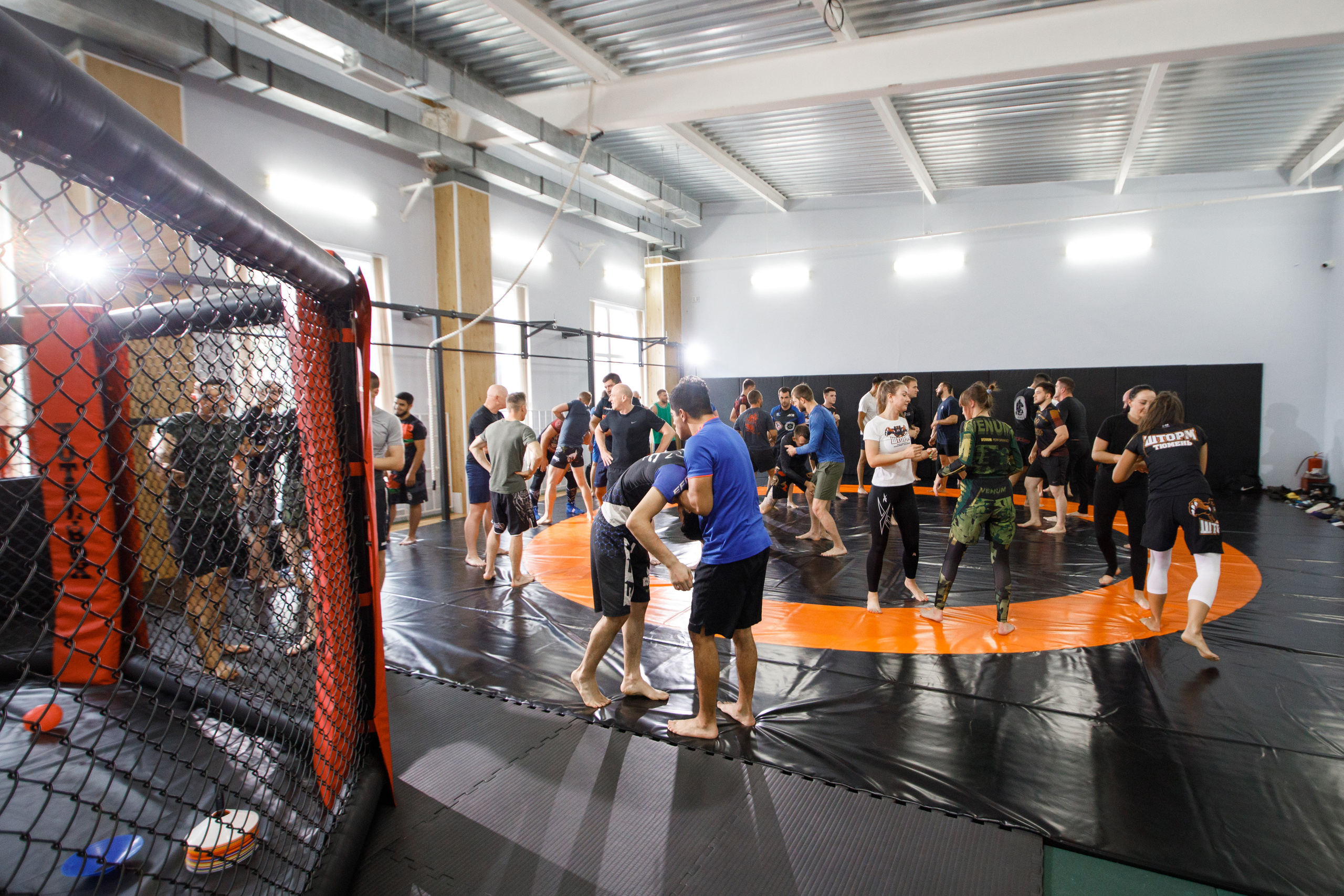 Шторм. Открытие филиала школы единоборств А. Шлеменко в Тюмени. Фотограф Антон Никандров