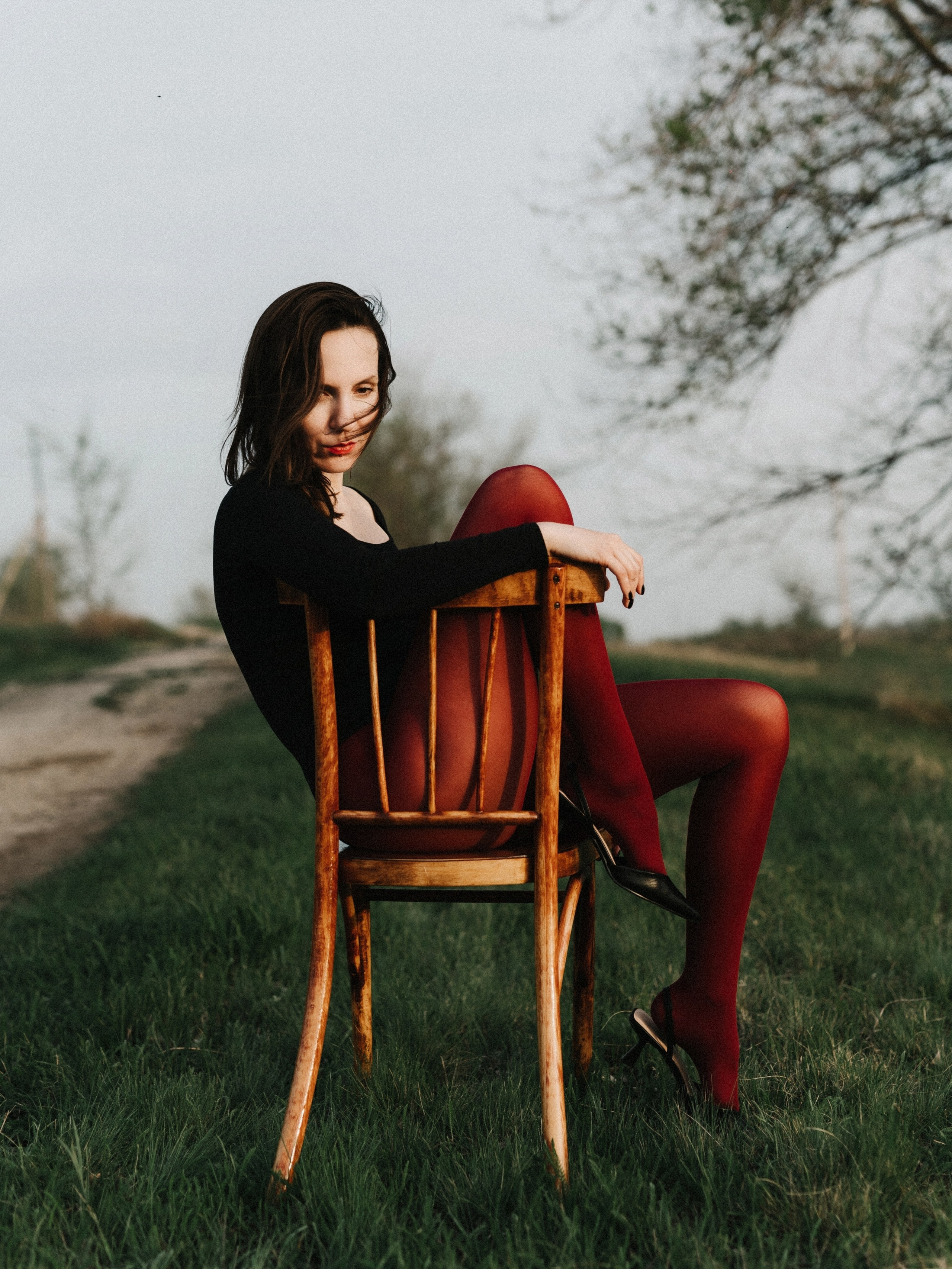 красное, фотосессия, портрет женский, портретная фотосессия, фотосессия на природе, идея для фотосессии, красные колготки 