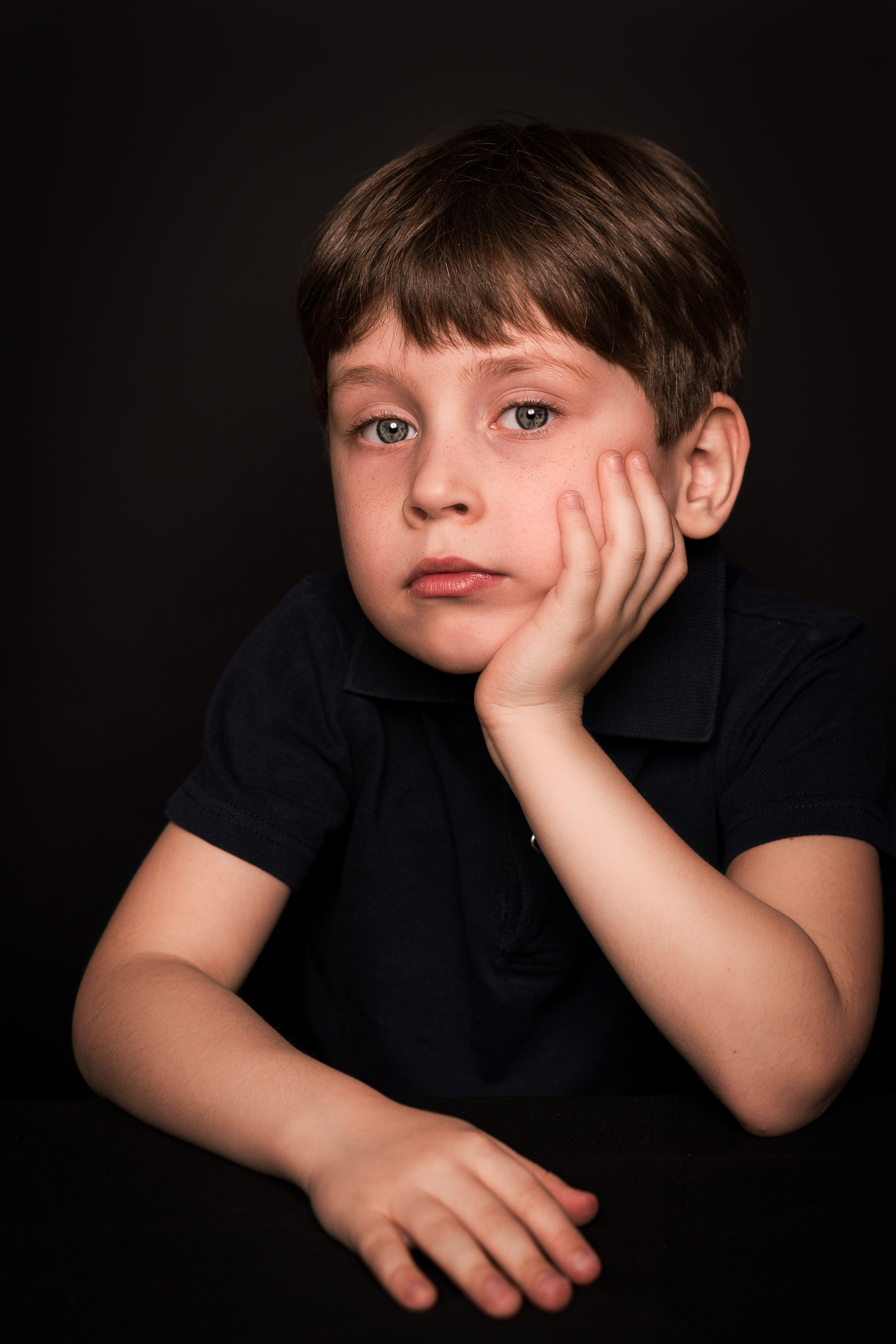 Детский сад, портреты на чёрном фоне. Фотограф Шунова Саша