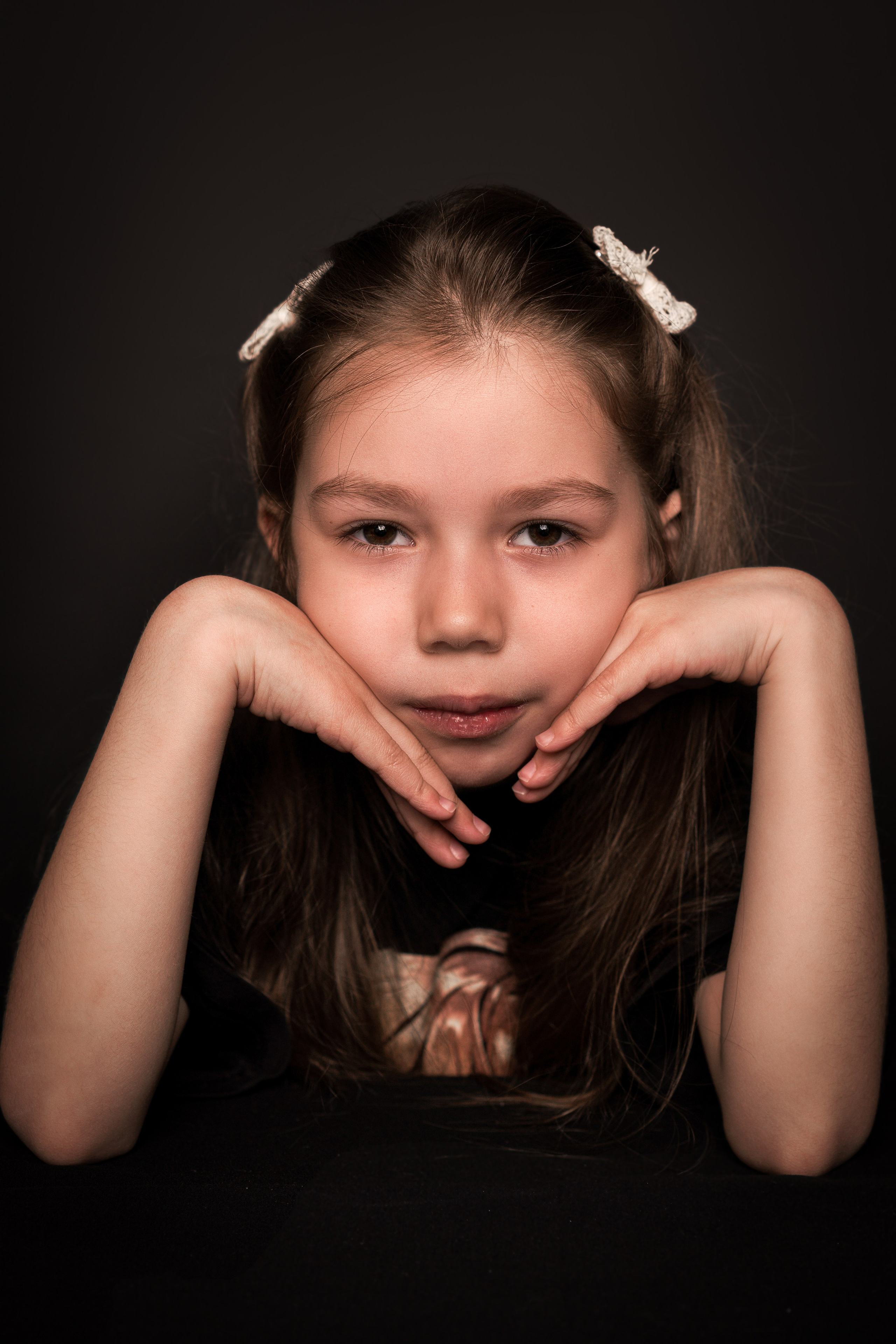Детский сад, портреты на чёрном фоне. Фотограф Шунова Саша