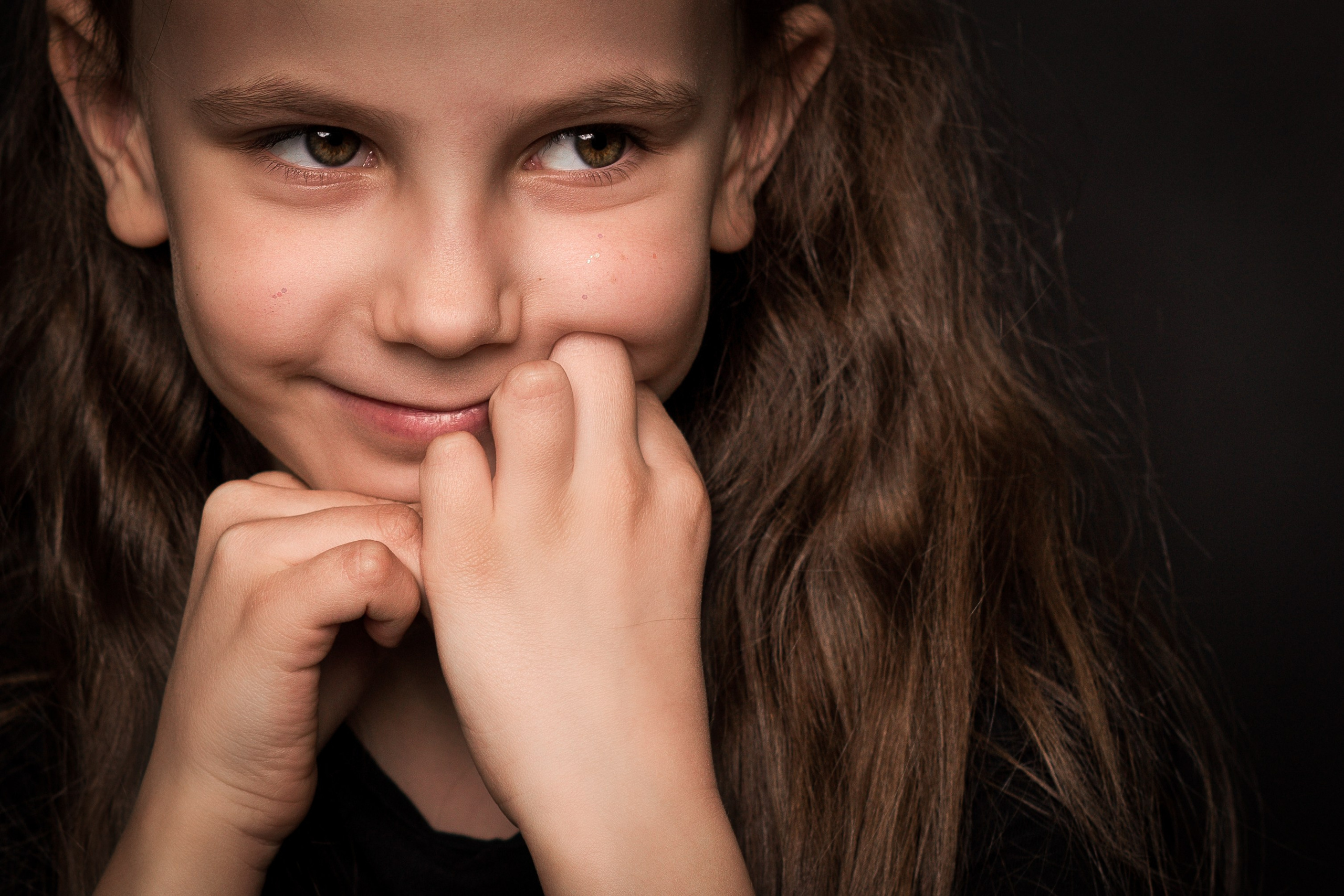 Детский сад, портреты на чёрном фоне. Фотограф Шунова Саша