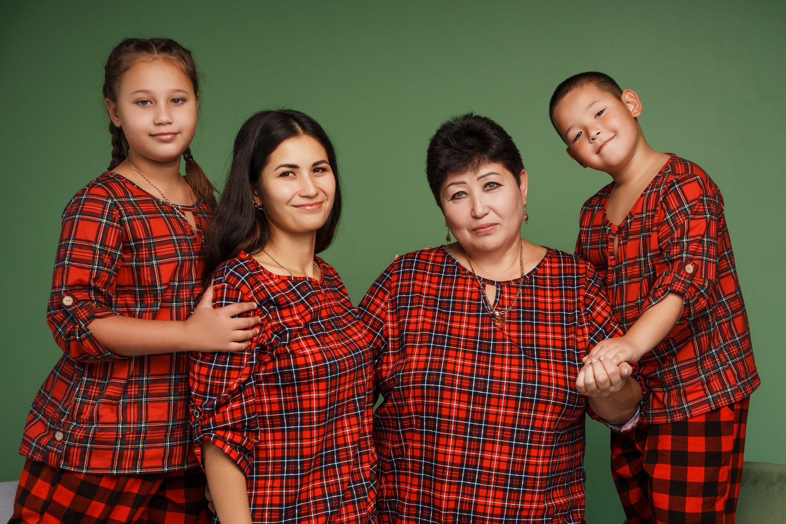 Семейная сьемка в студии с близкими. Ольга Плаксина фотограф в Саратове