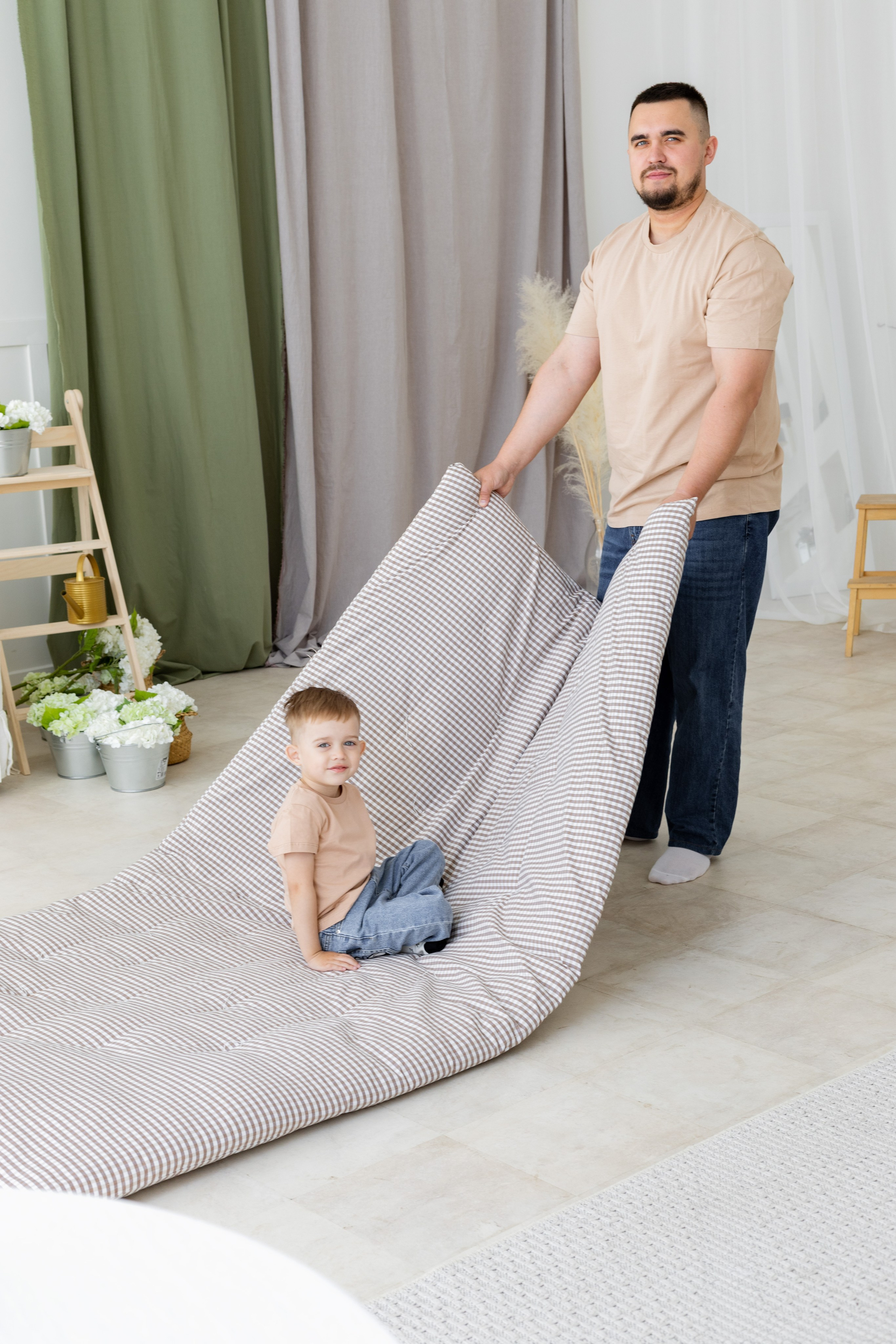 Семейная фотосессия в студии (Михаил, Крестина и Макар). Женский фотограф в Орске Новотроицке Динара Долганова