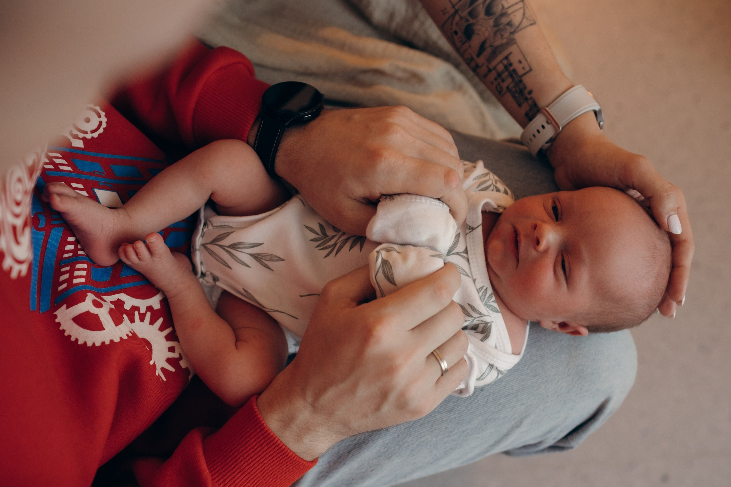 Яся и кулон. Выписка. Фотограф на роды в Санкт-Петербурге Екатерина Сысоева