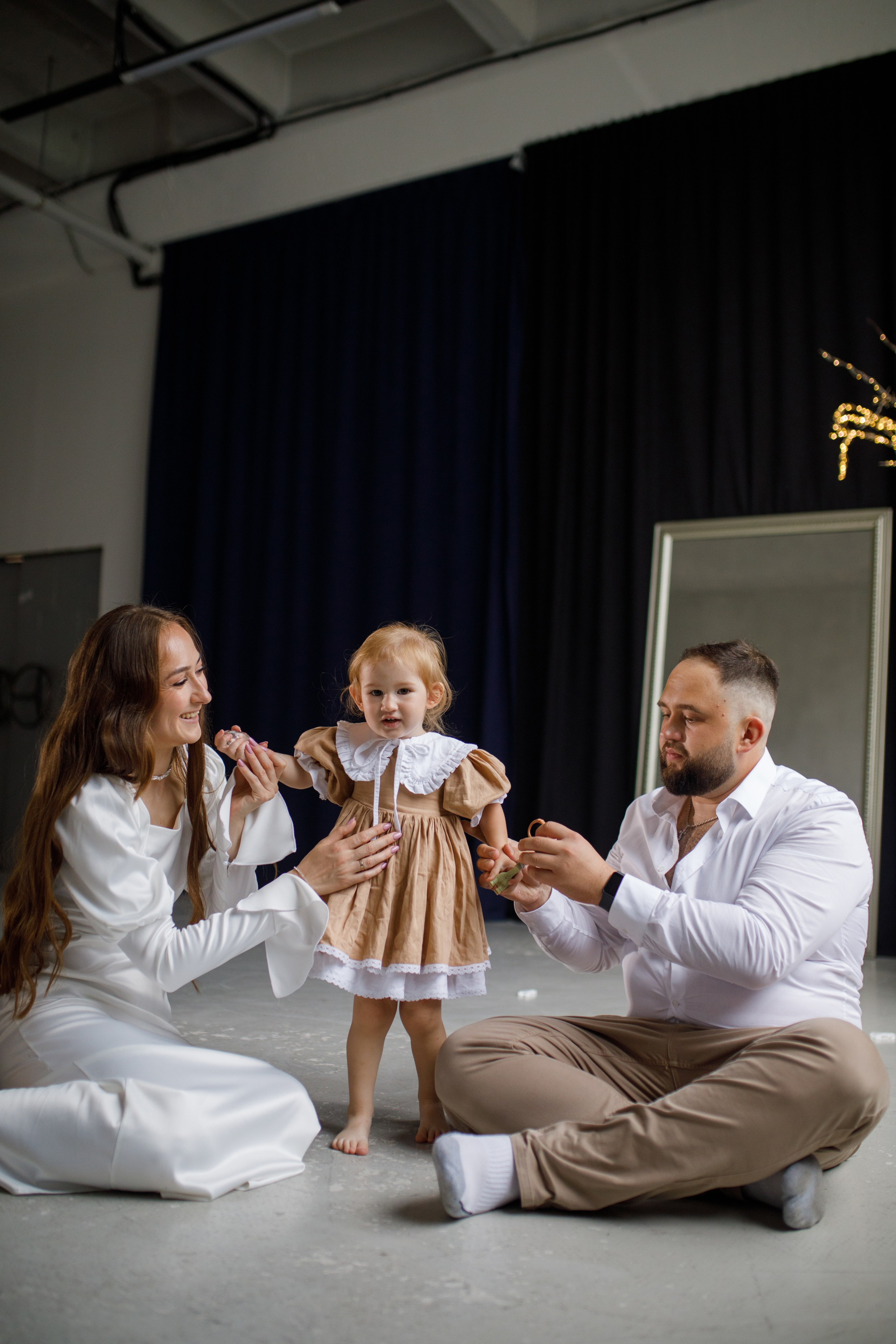 Семейная фотосессия в студии 2 года Валерии. Фотограф в Уфе Ирина Идрисова