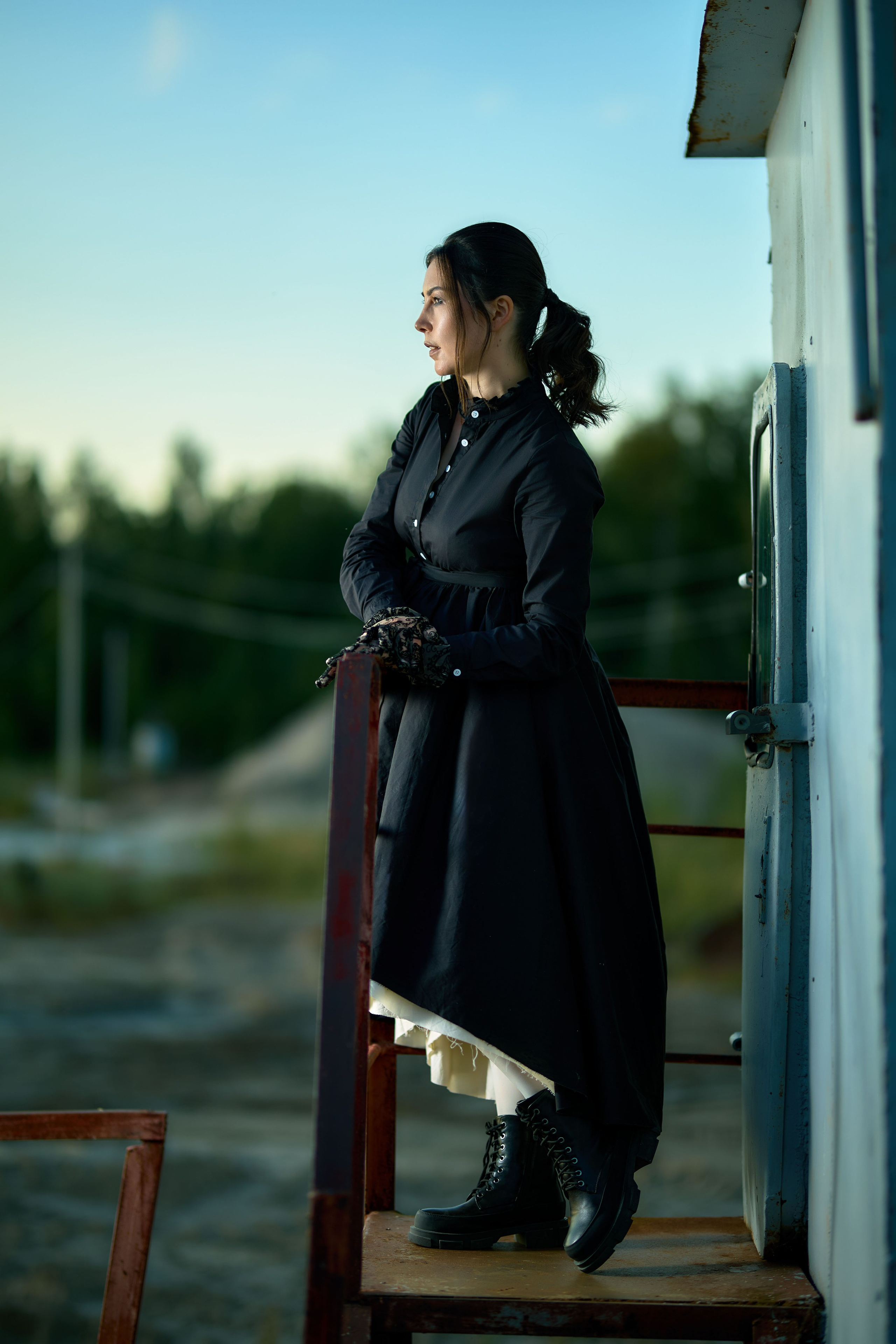 тематическая фотосессия в черном платье на старой барже на волге