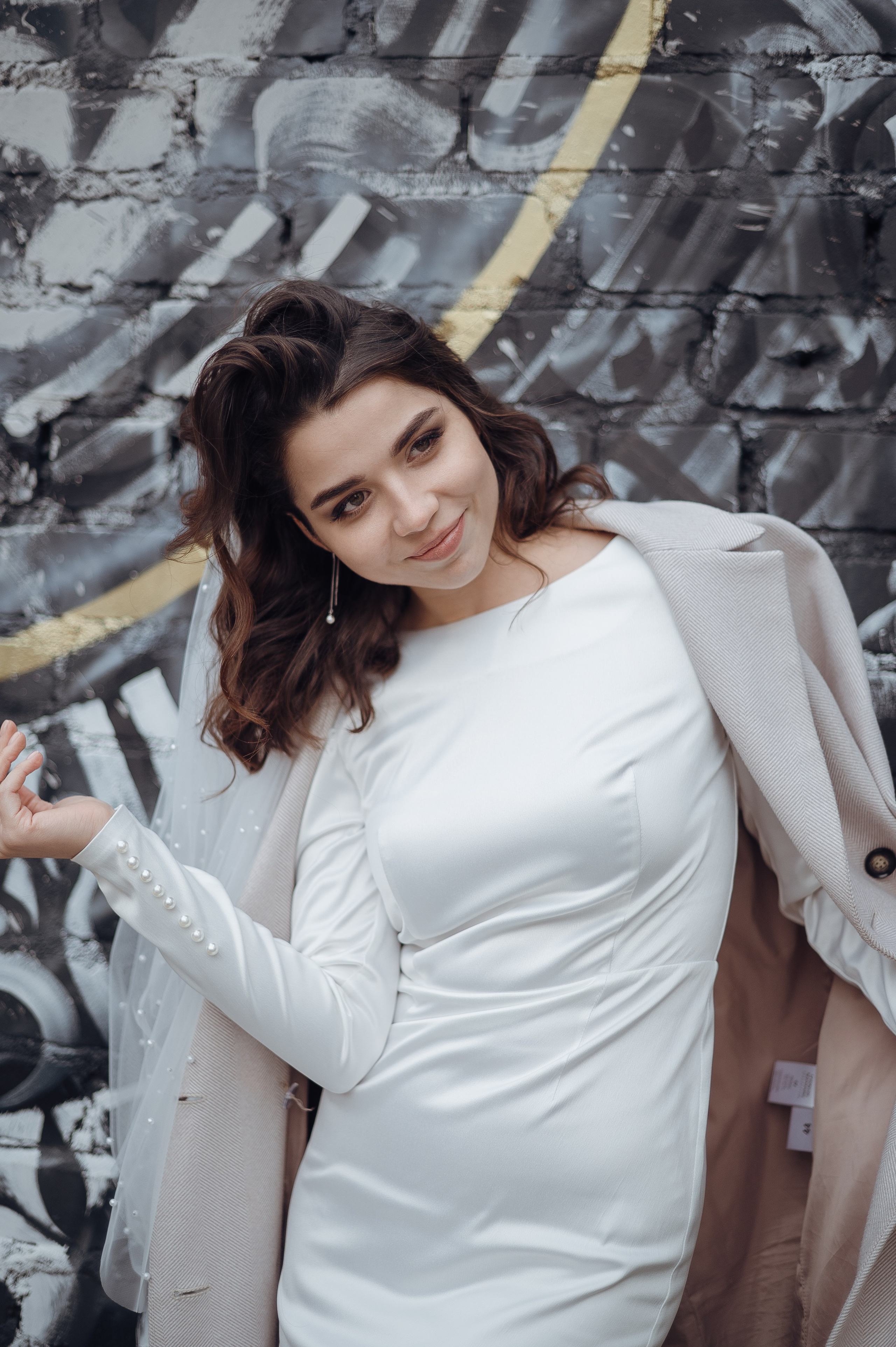 Портрет невесты в платье на фоне граффити