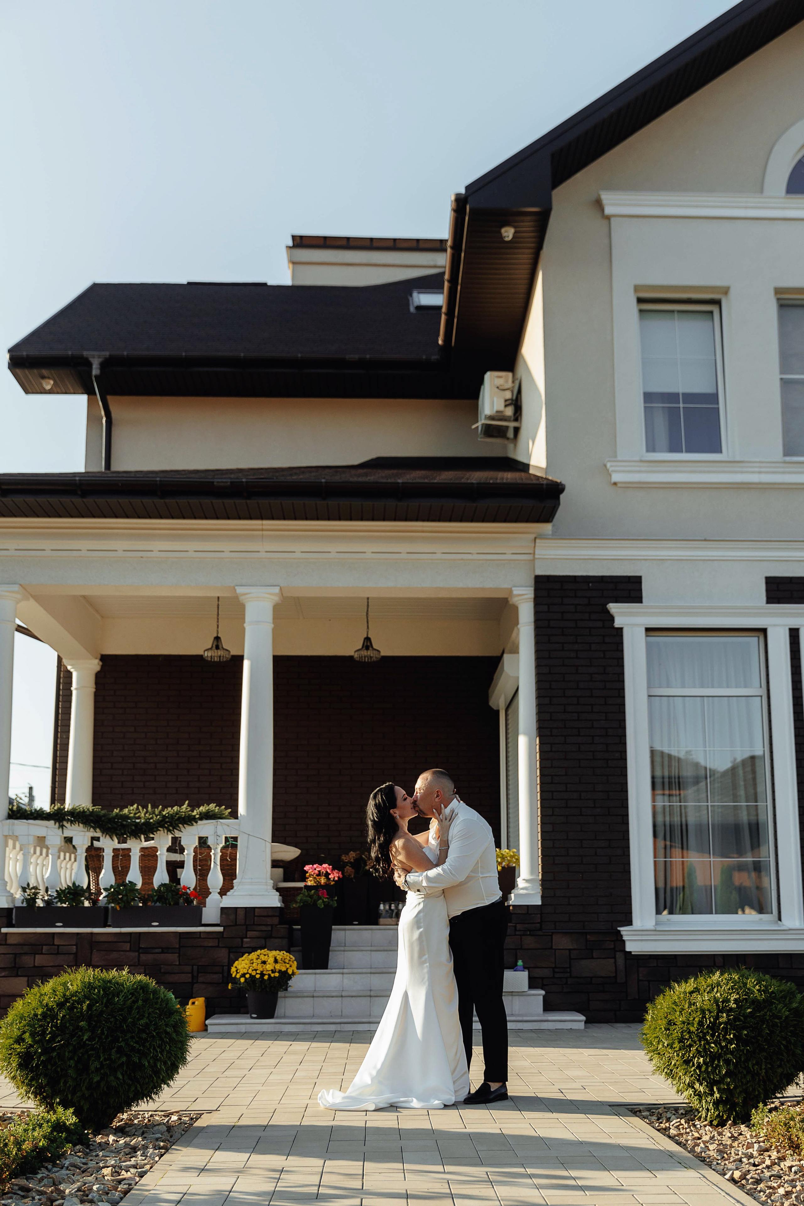 Жених и невеста на фоне дома на свадебной фотосессии в Воронеже