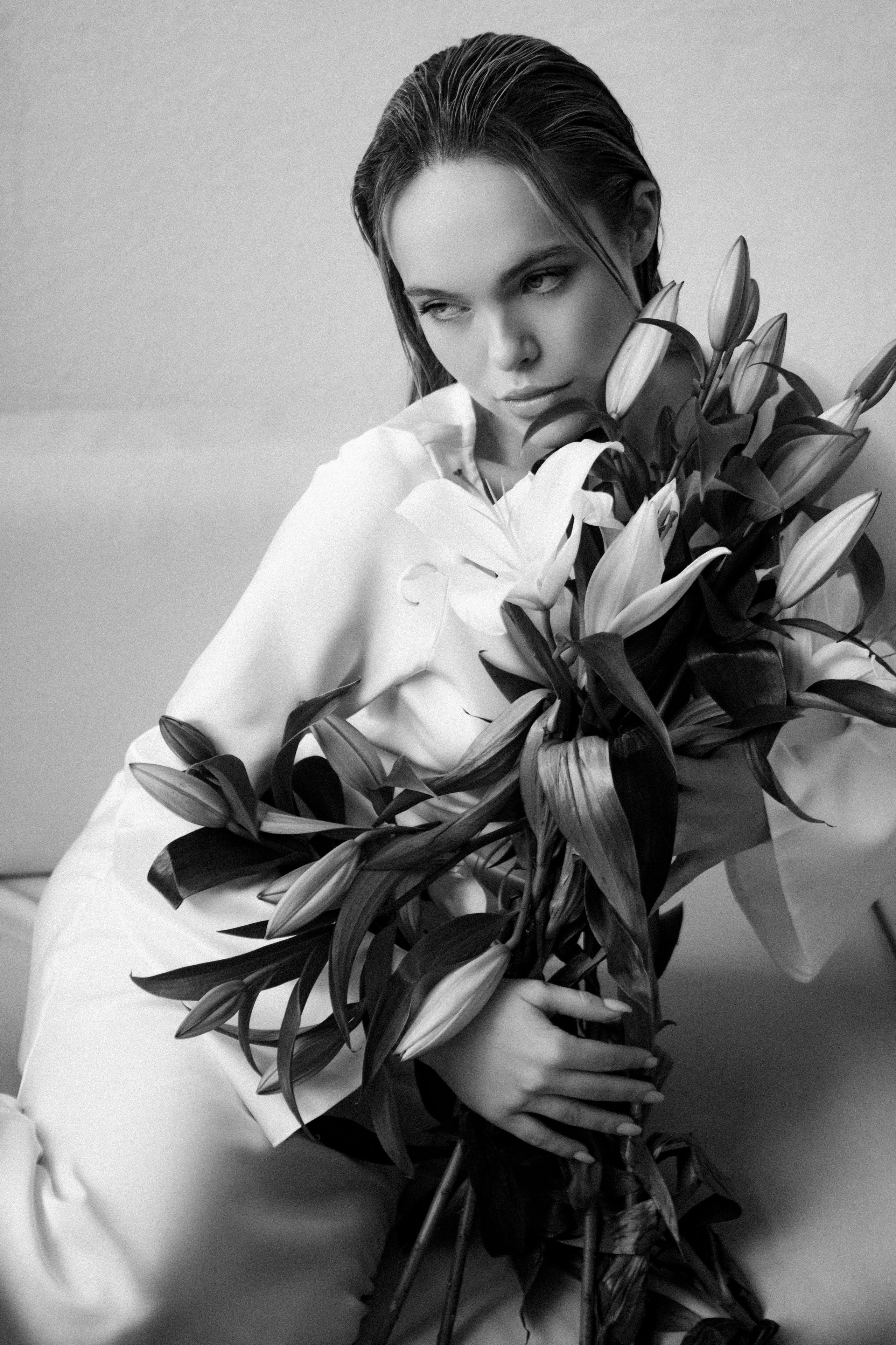 Арина. Фотосессия чб с лилиями в белой студии. Фотограф в Москве Ольга Сатони