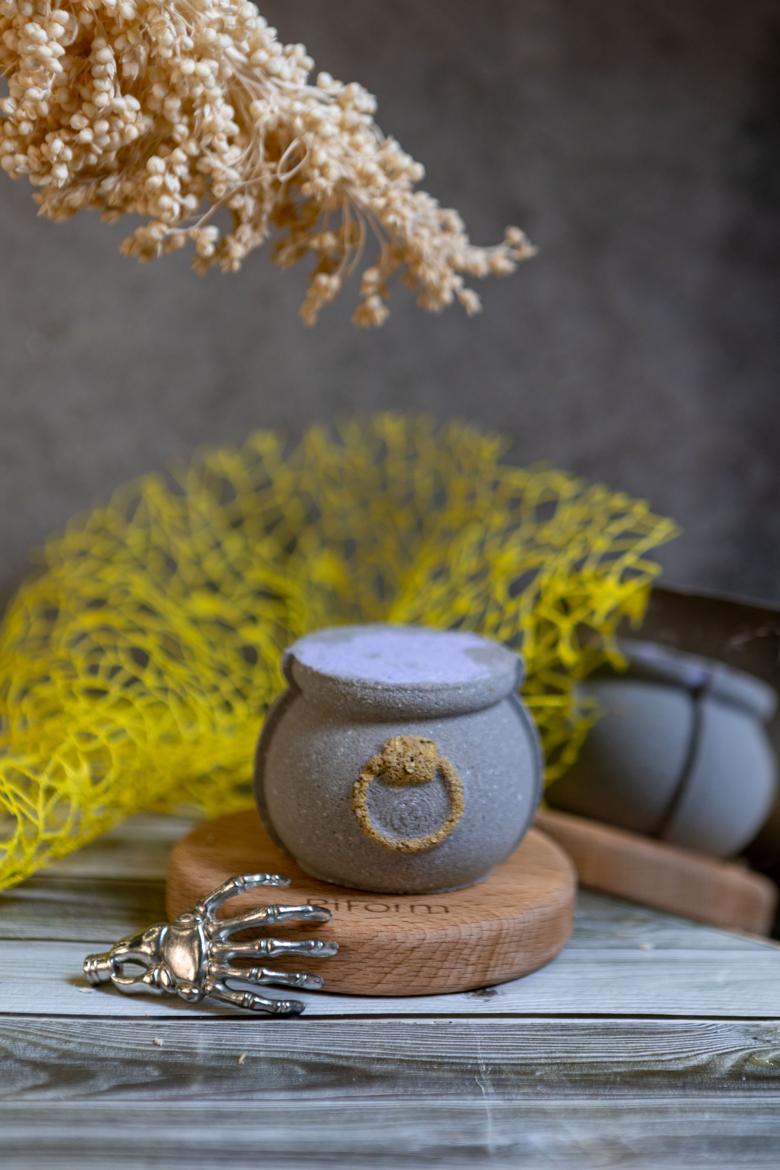 Двухцветный пенный котелок — идеальное дополнение к Хэллоуину! 🔮🎃Бурлящая бомбочка окрасит воду в темные оттенки, создавая магическую атмосферу, а ухаживающие компоненты позаботятся о вашей коже.Сухое молоко — один из топовых ингредиентов для ухода за сухой кожей, а миндальное масло и молочные протеины смягчают и глубоко увлажняют. Легкий сладкий аромат станет финальным штрихом к вашему расслабляющему ритуалу