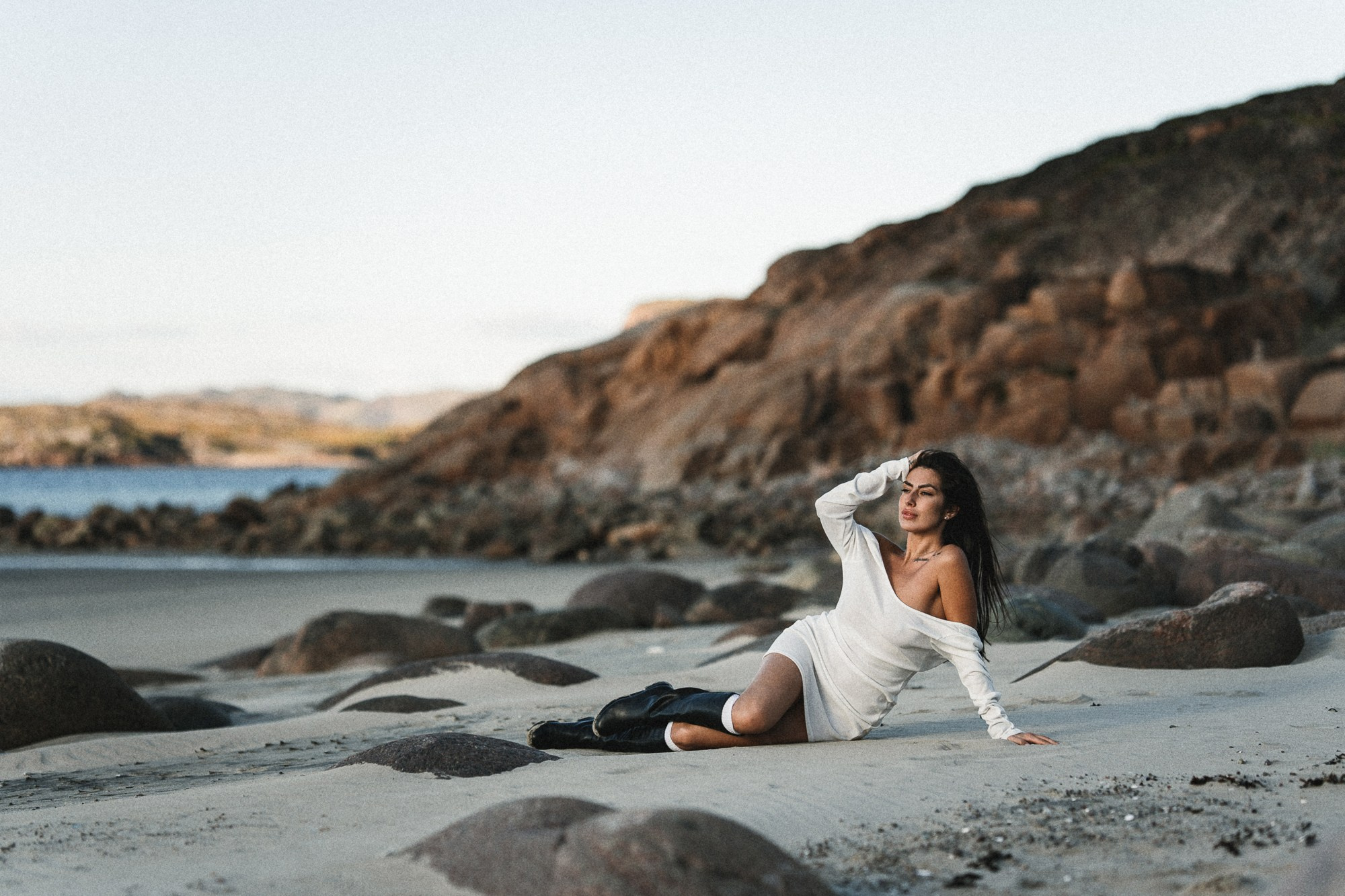 Женский портрет на берегу Баренцева моря, в Териберке. Ветер развевает волосы, светит закатное солнце, эмоциональный женский портрет. Женская сила.