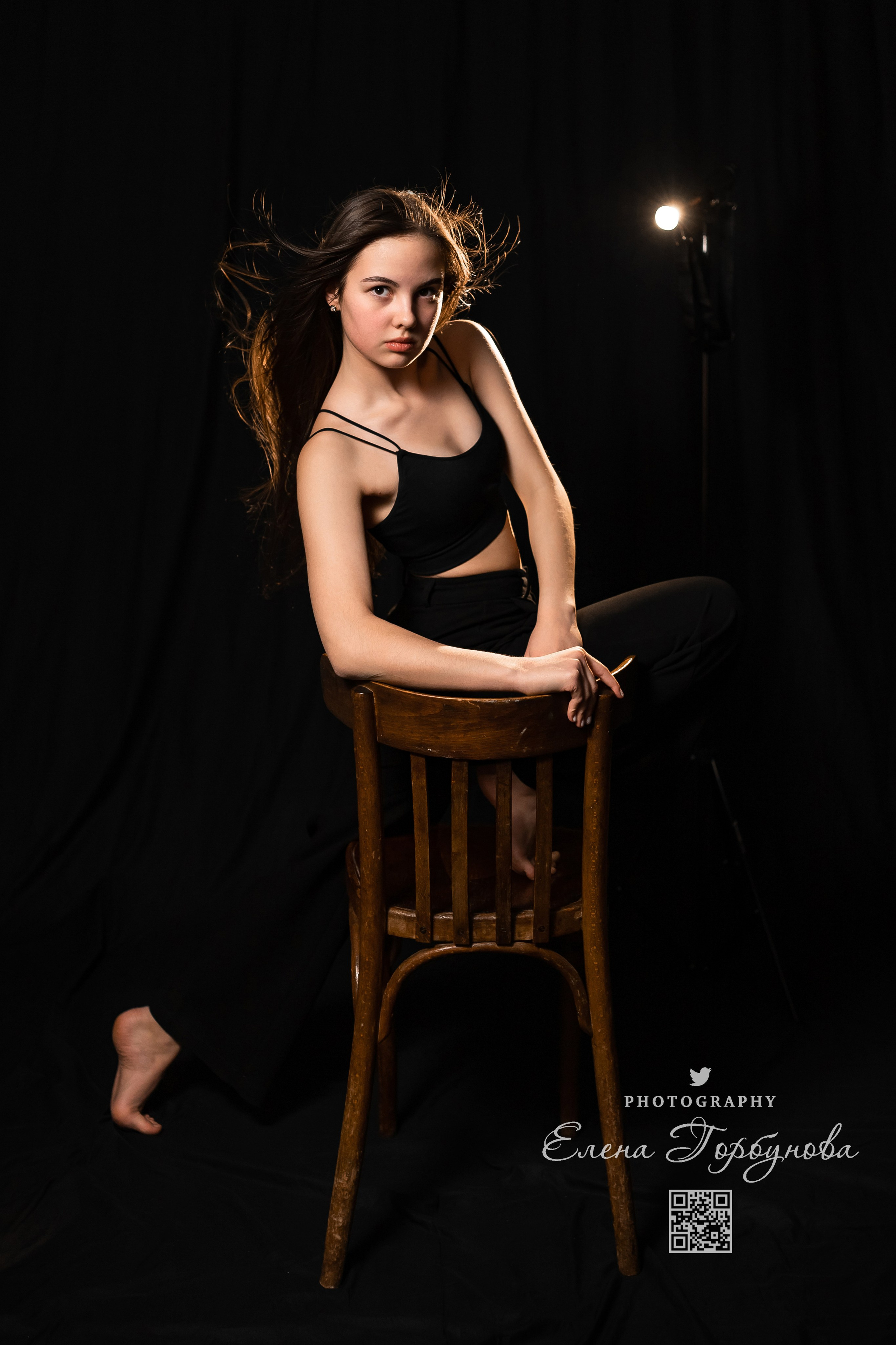 Моя студия. Полина и стул. Январь 2024. Фотограф Пермь. Свадьбы. Семья и дети, школа, д. сад. Фотокниги