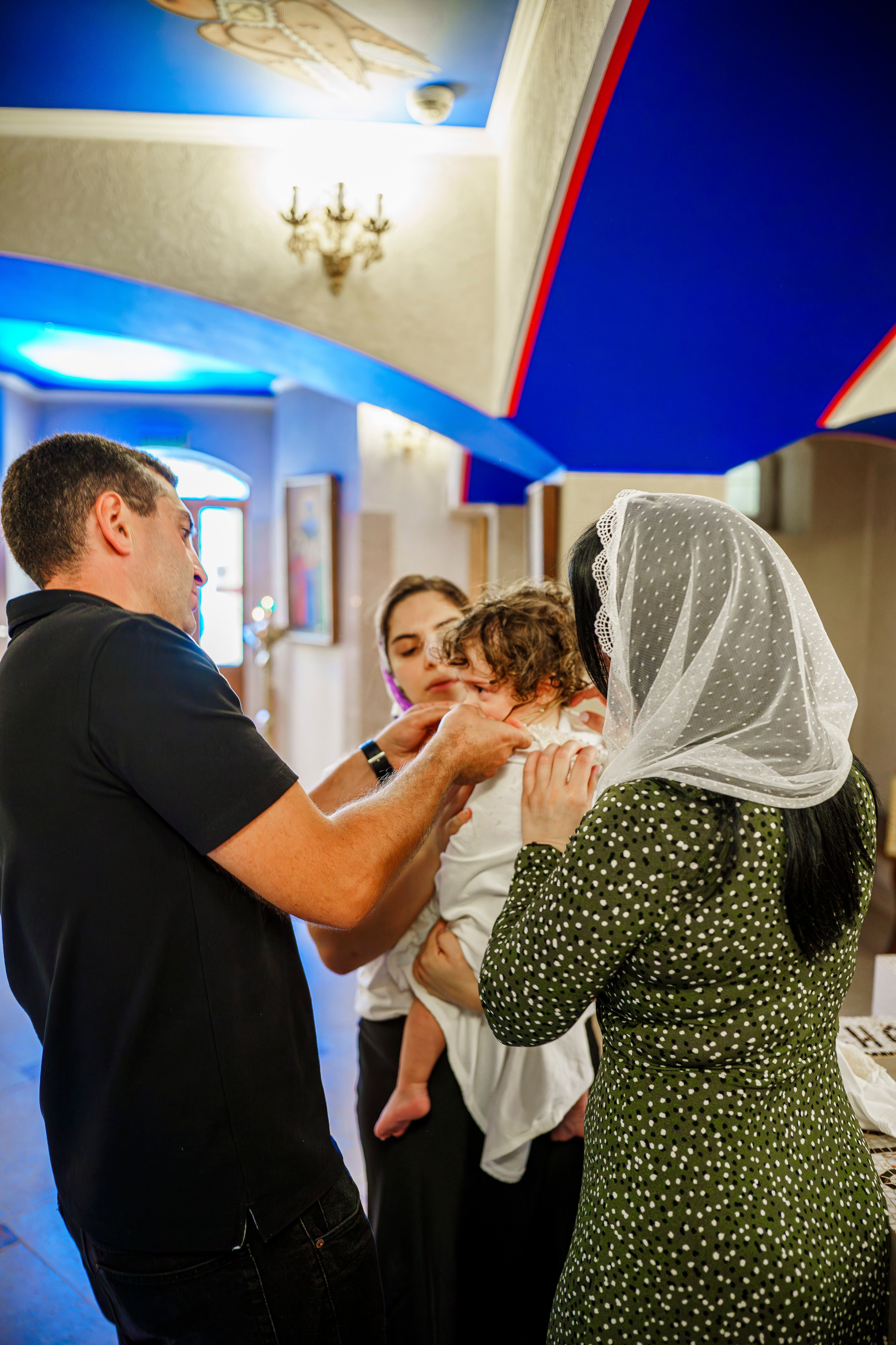 Обряд крещения детей в церкве или храме Адлера. Фотограф видеограф Геннадий Янбаев в Сочи, Краснодаре