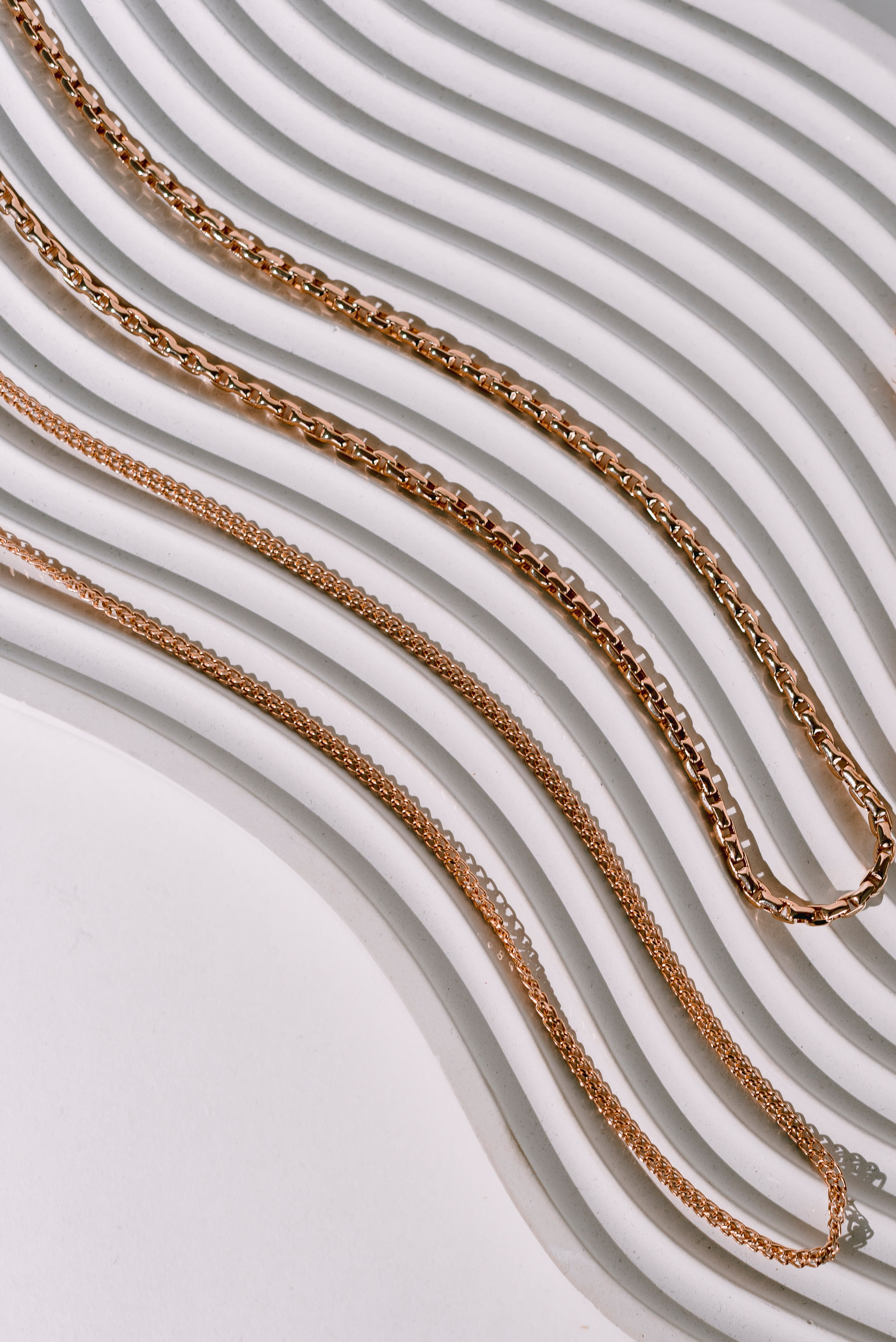 предметная съемка украшений на белом фоне