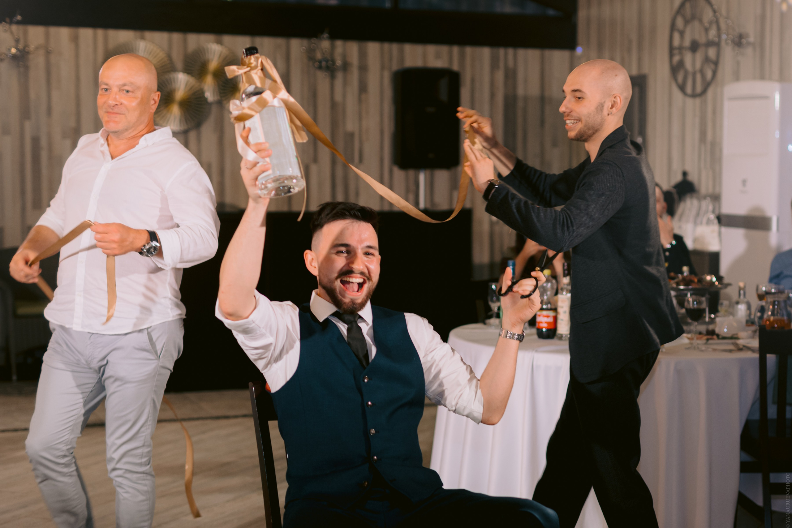 как разыграть подвязку на свадьбе