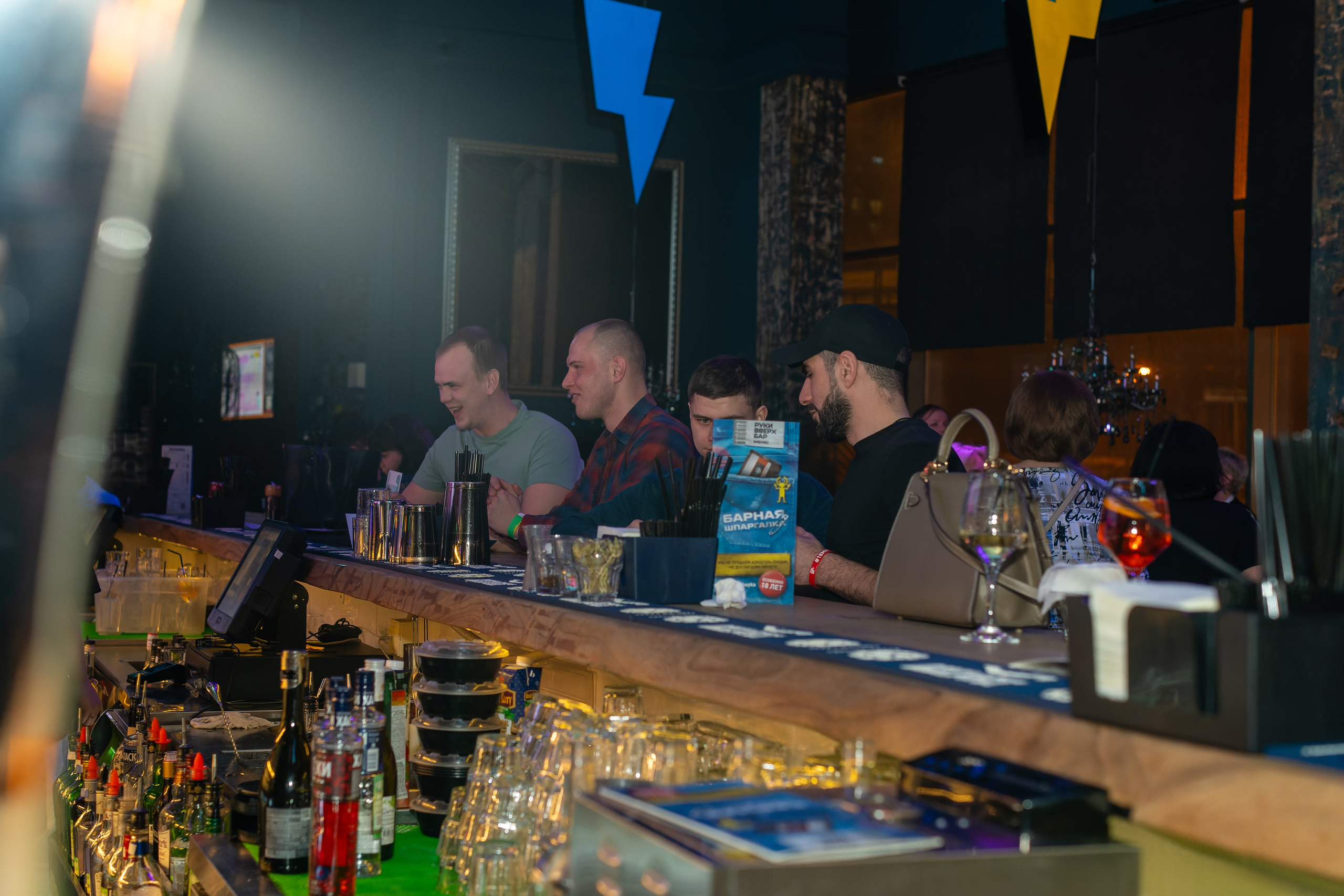 Съёмка в клубе, бар руки вверх, клубная фотосессия. «Студия DRONAVT`s» — видеосъёмка и фотография г. Москва