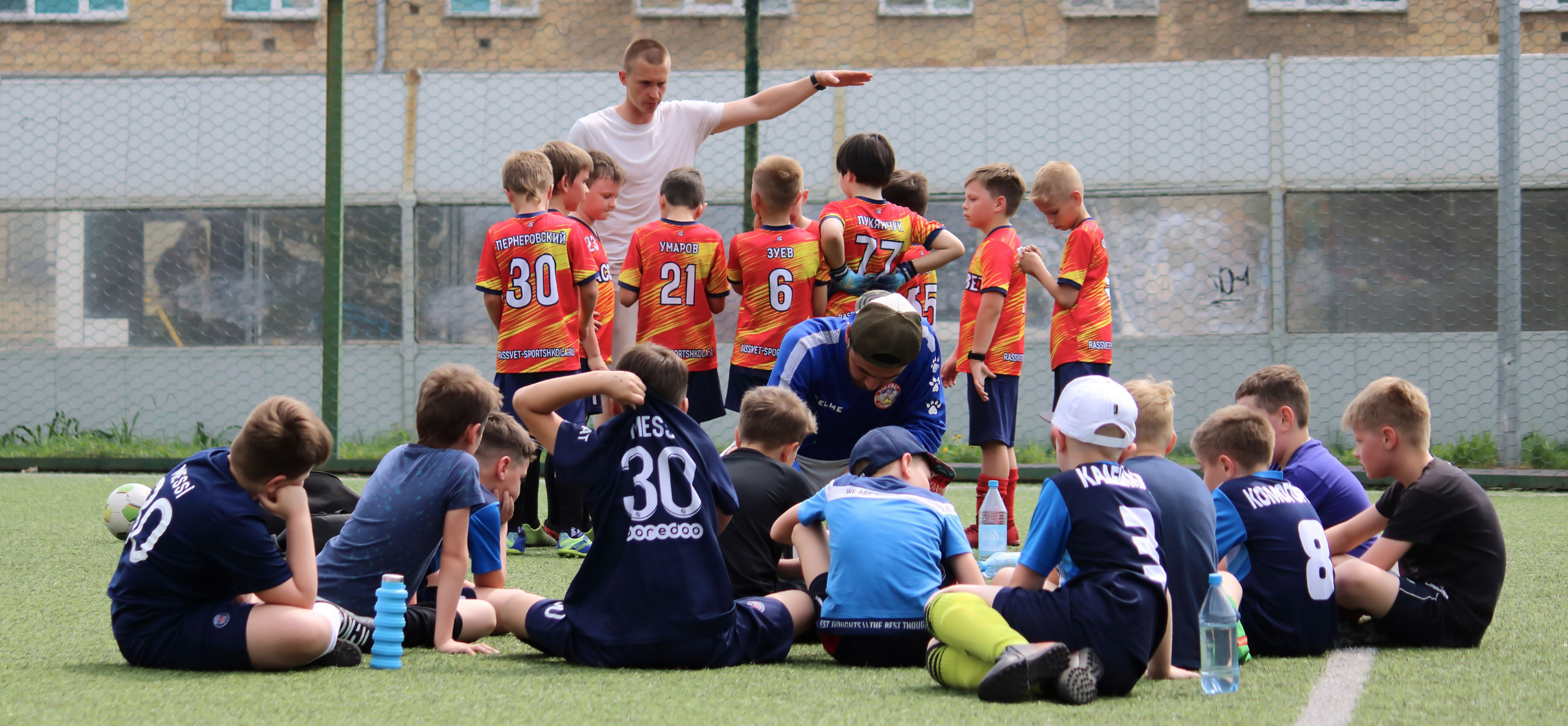 Две футбольных команды во время перерыва