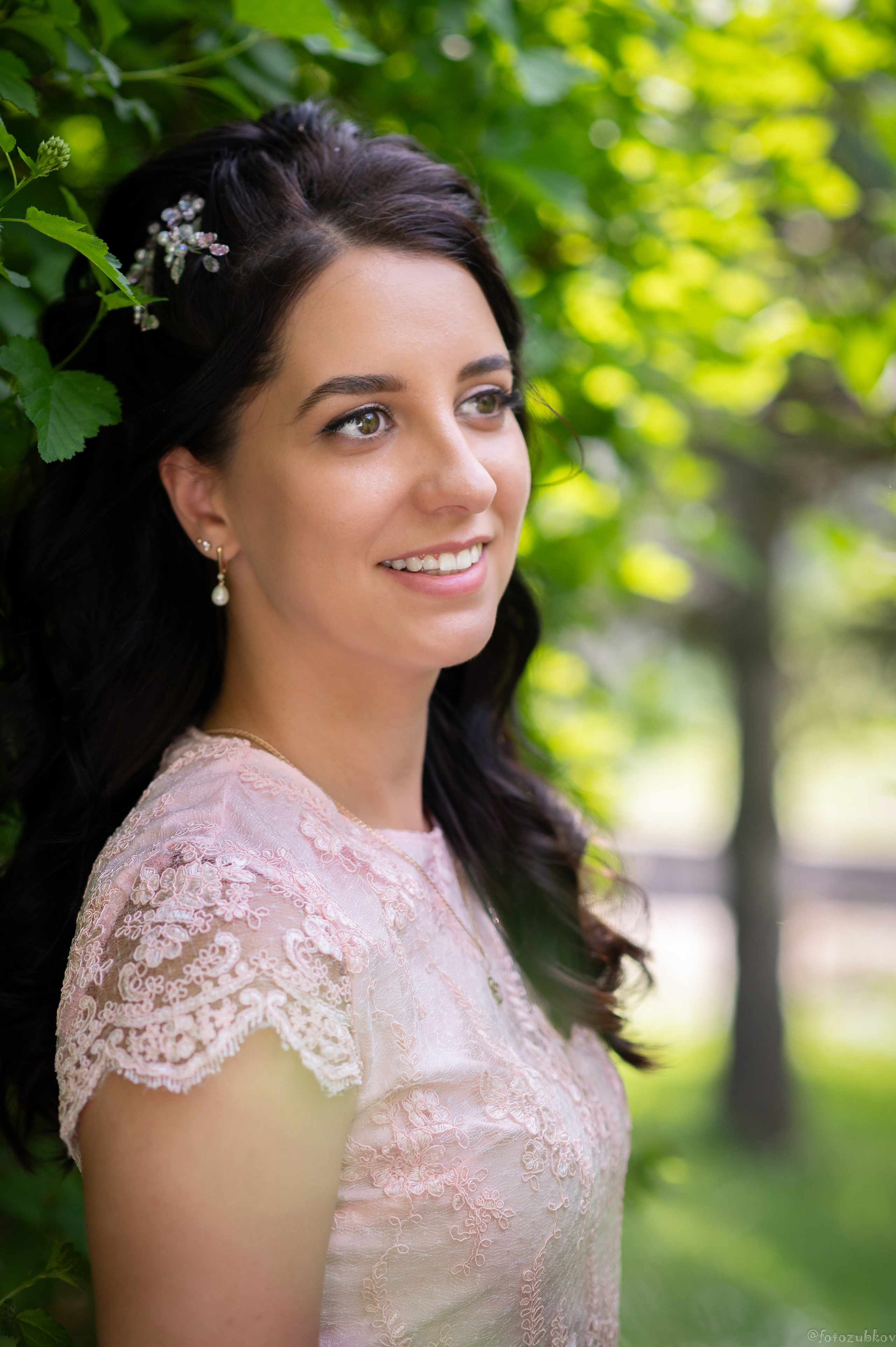 Красивая девушка на фоне зелени