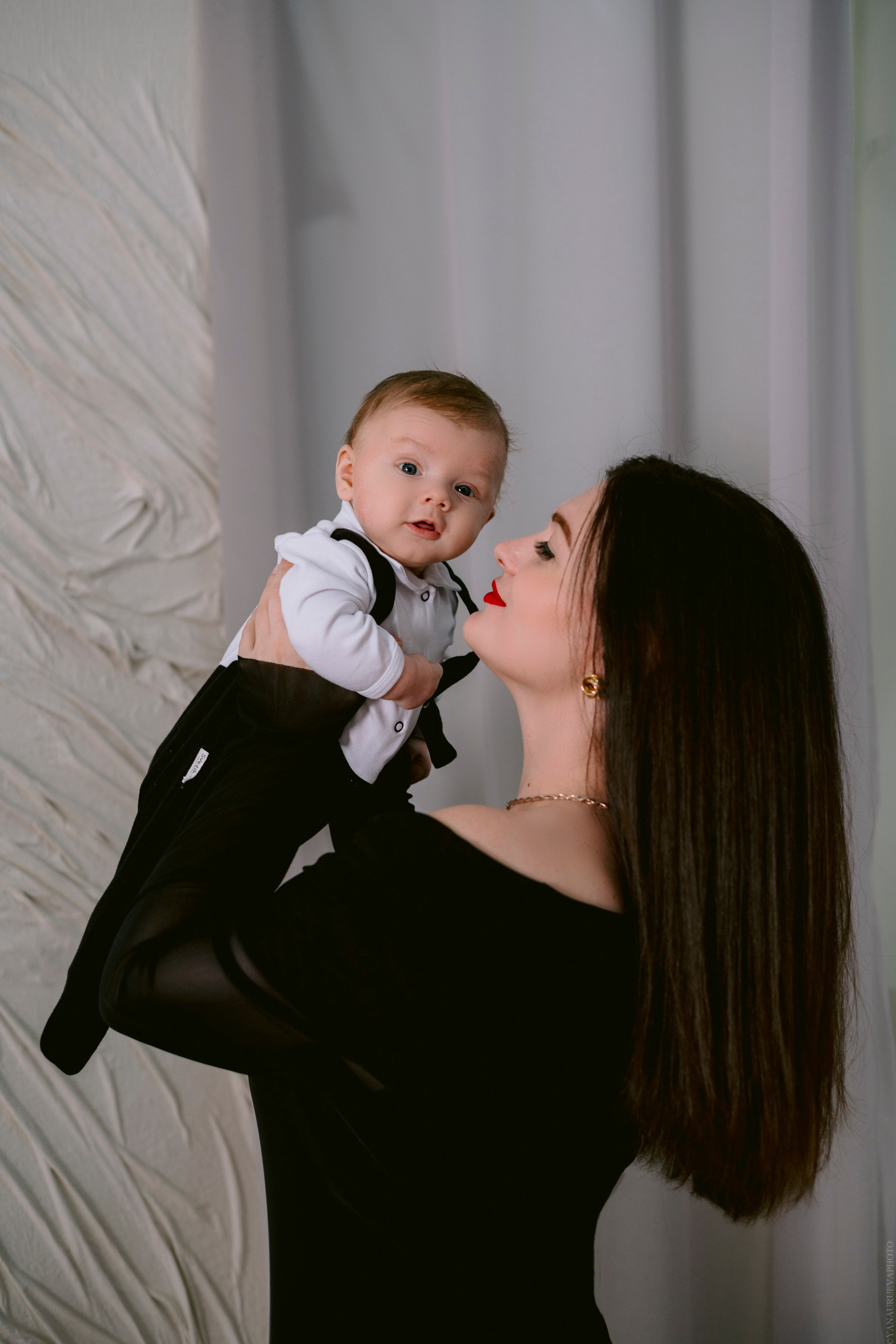 Мама целует малыша