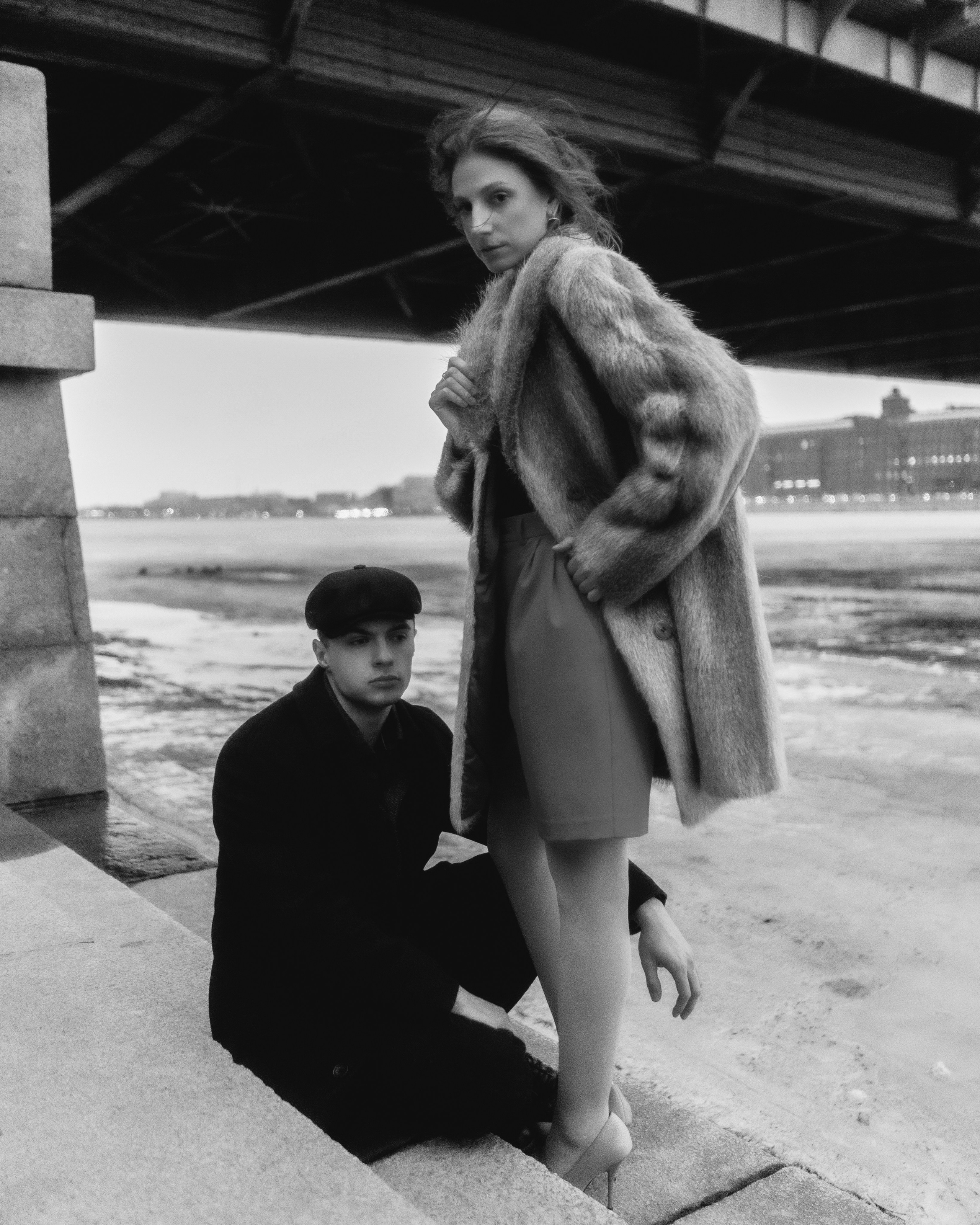 Черно-белая фотосессия пары на набережной, художественный парный портрет в авторском стиле для небанальной love story съемки в СПБ