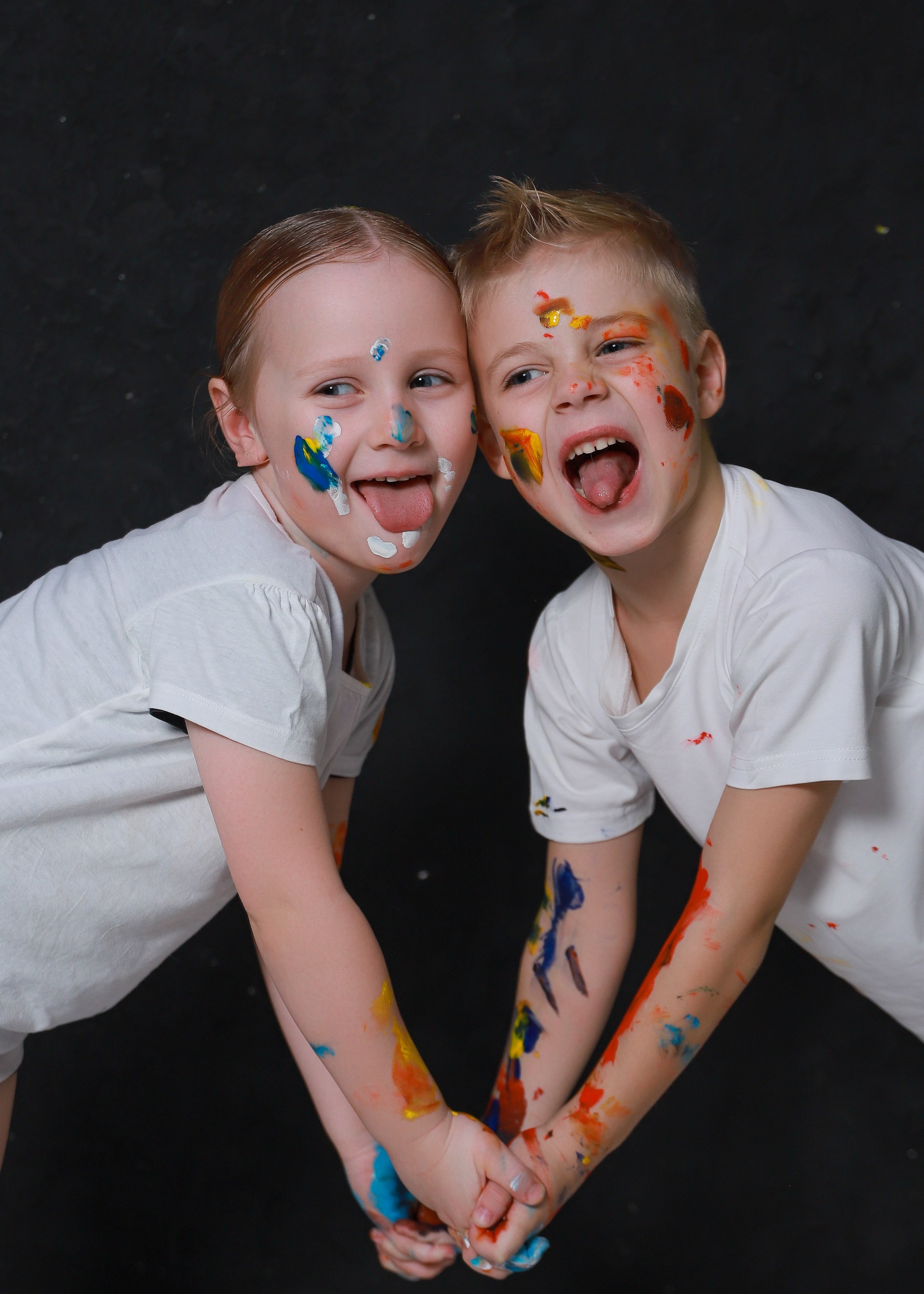 Младшие с красками. Фотограф Юлия Мальцева