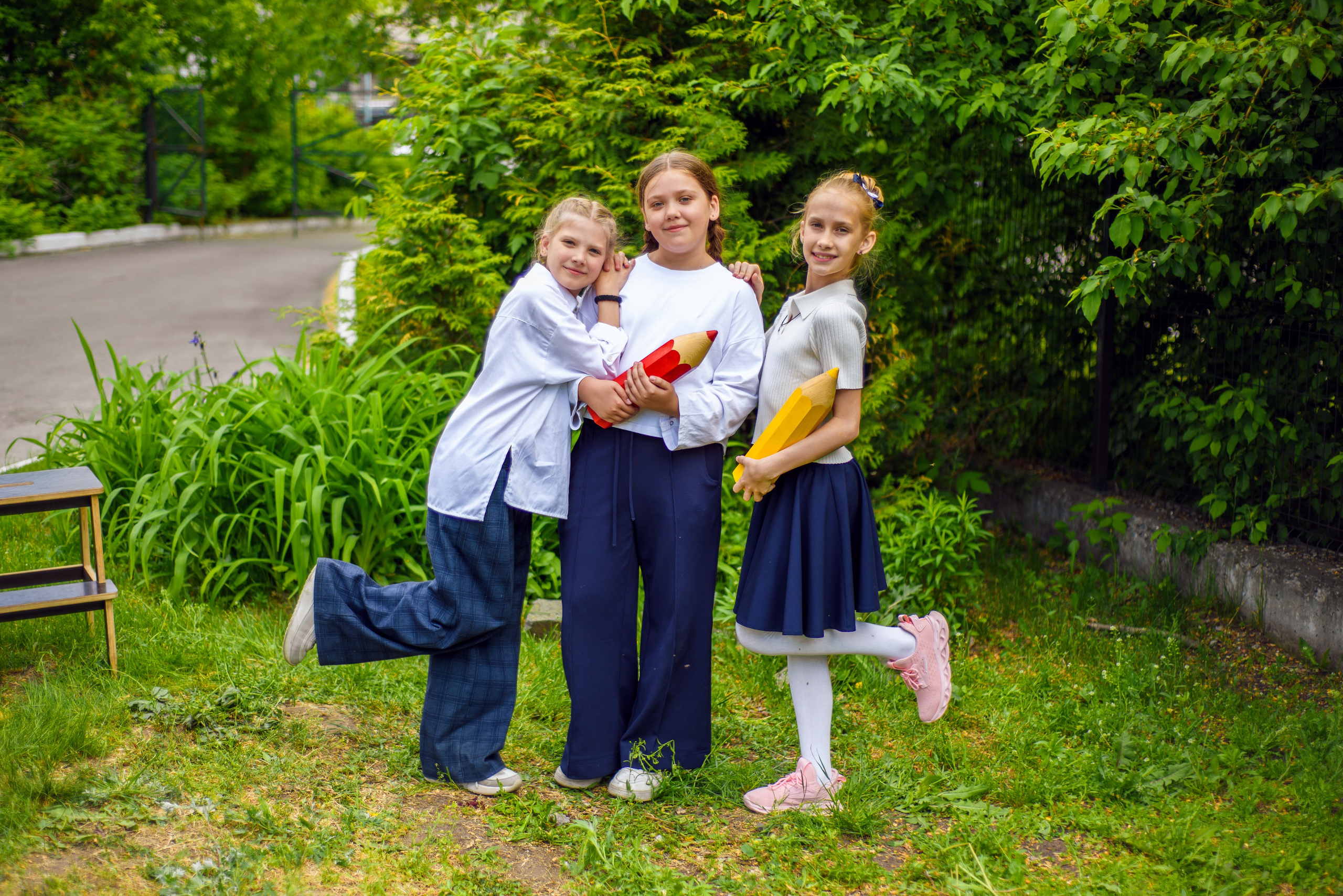 Фотосъемка в школьном саду. Фотограф. Выпускные альбомы в Барнауле