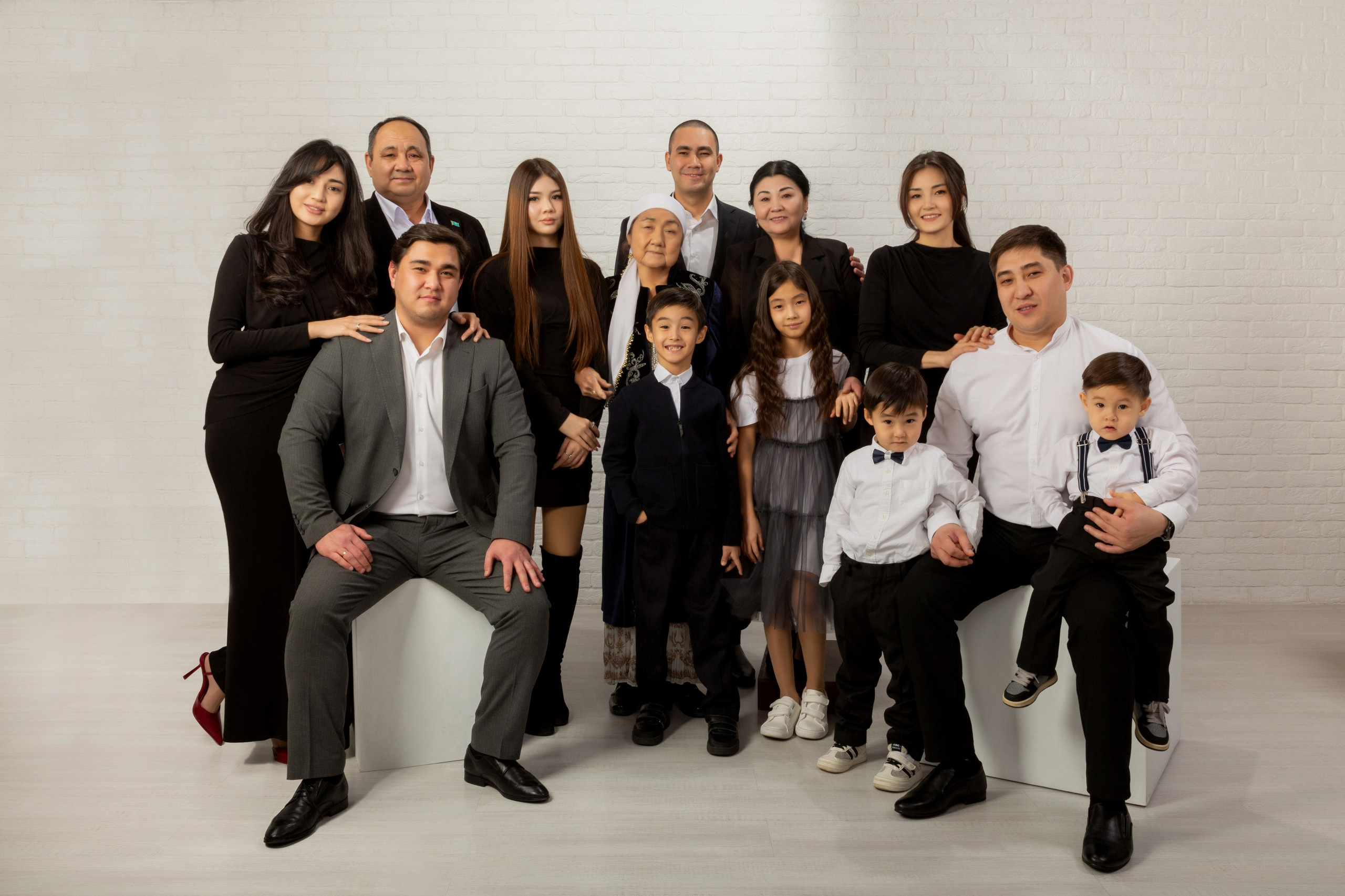 Фотосессия для большой семьи Алматы. Фотостудия Алматы. Семейная и детская фотостудия Family studio.Фотограф Алматы