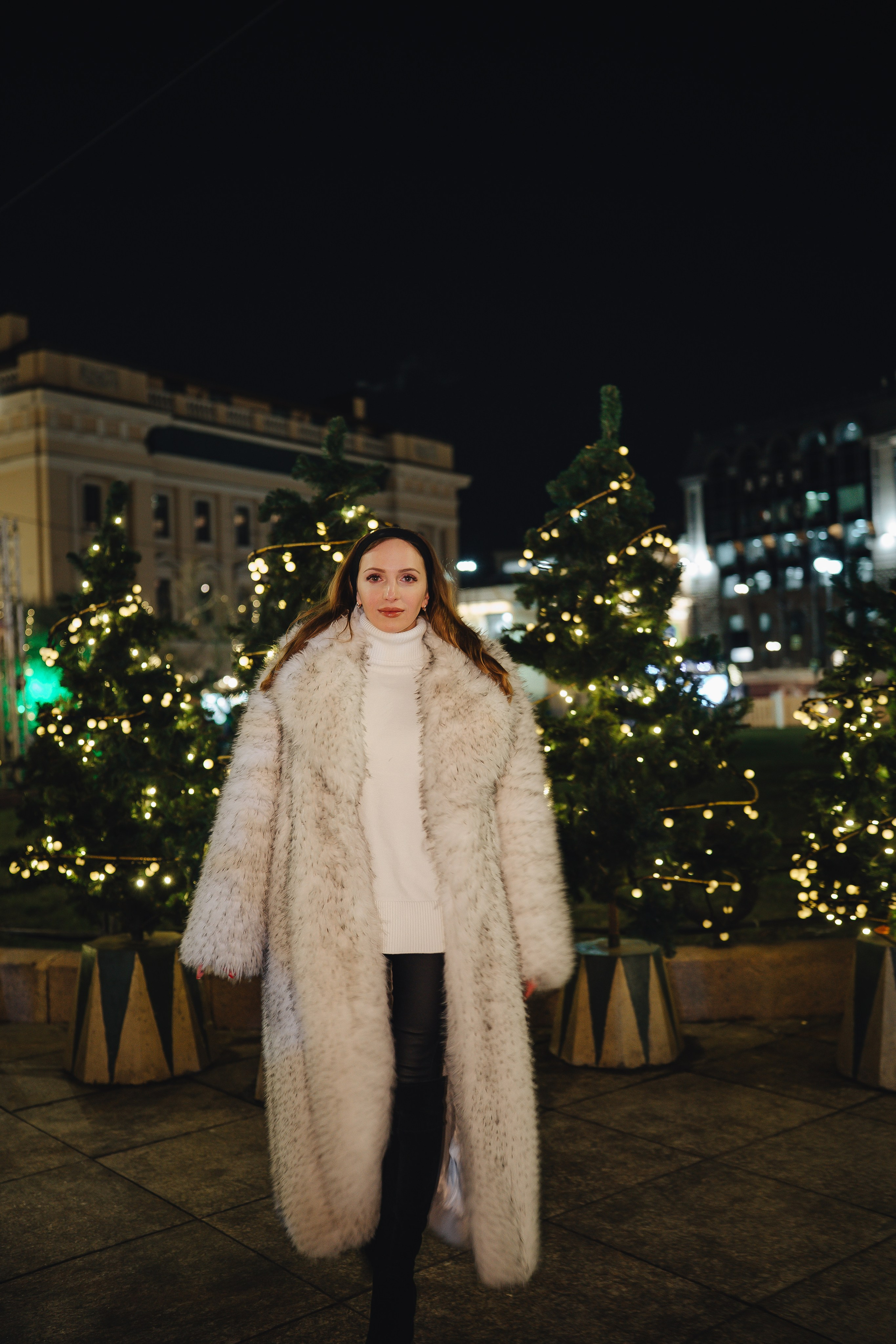ПРОГУЛКА НА МАНЕЖНОЙ ПЛОЩАДИ ДЛЯ ДЕВУШКИ ПЕРЕД НОВЫМ ГОДОМ (НОВОГОДНЯЯ ФОТОСЕССИИЯ НА МАНЕЖНОЙ ПЛОЩАДИ). Профессиональный фотограф, Санкт-Петербург — Виктория Богомолова