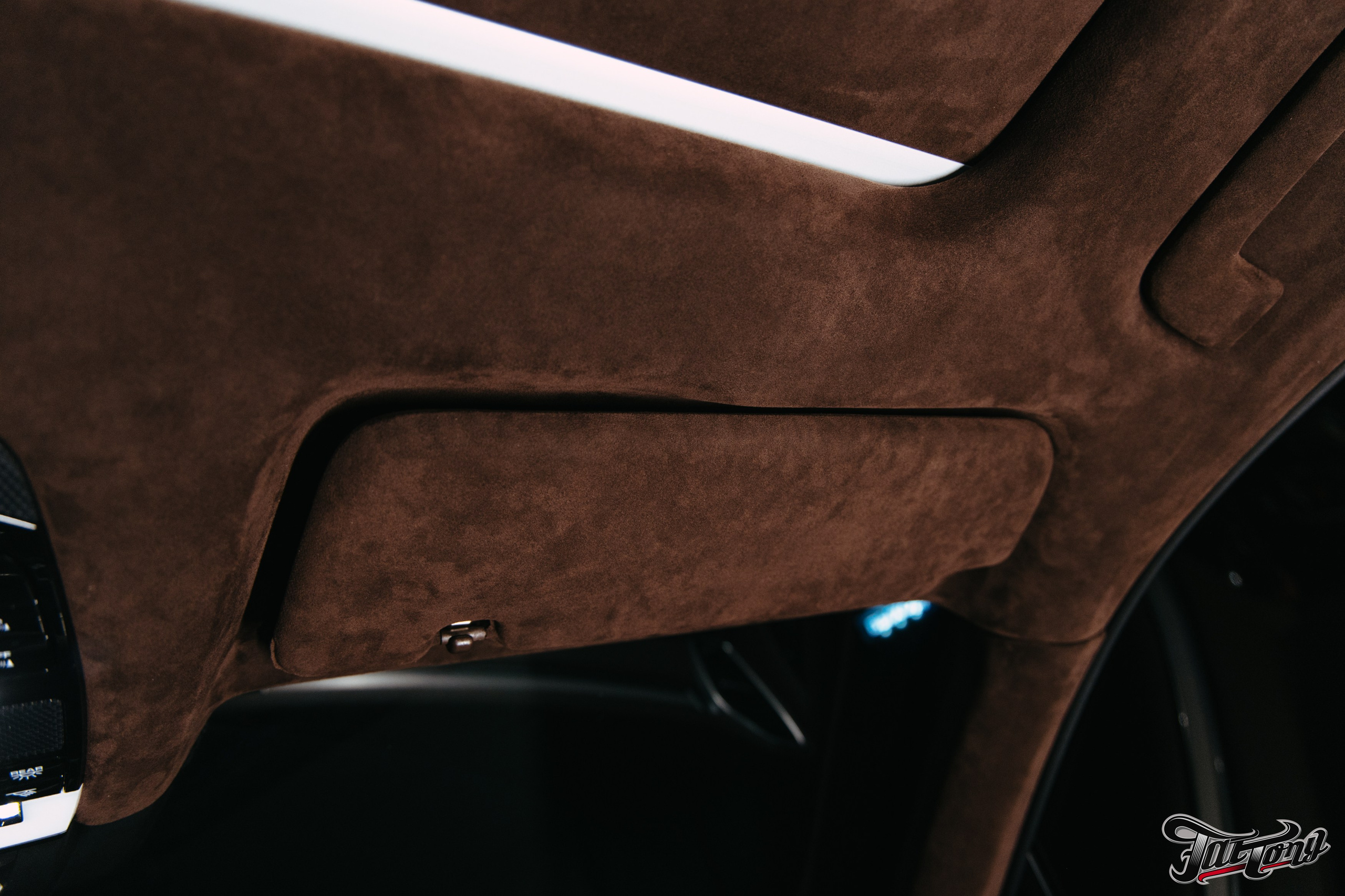 Porsche Сayenne пошив потолка в коричневую алькантару. DeLorein