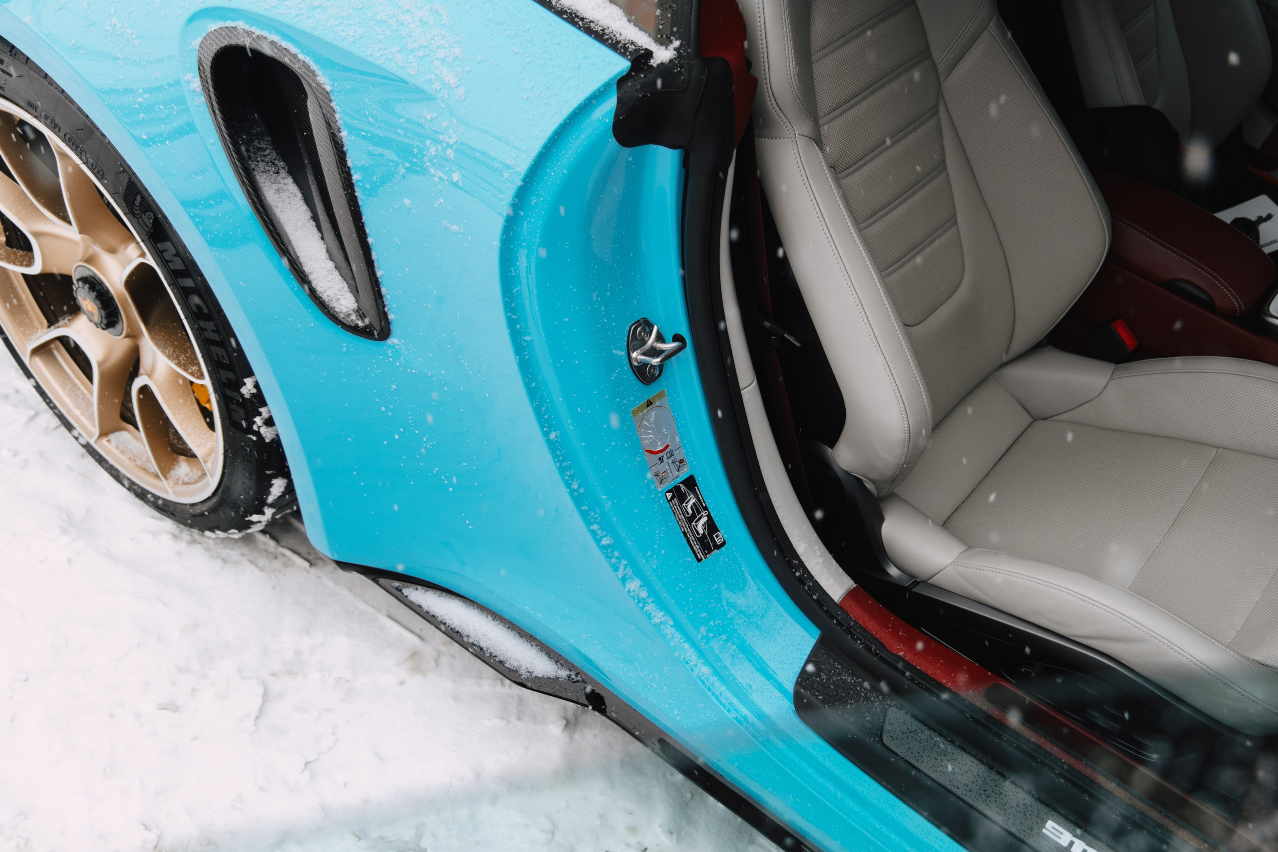 Porsche 911 оклейка в голубой полиуритан с проемами. DeLorein