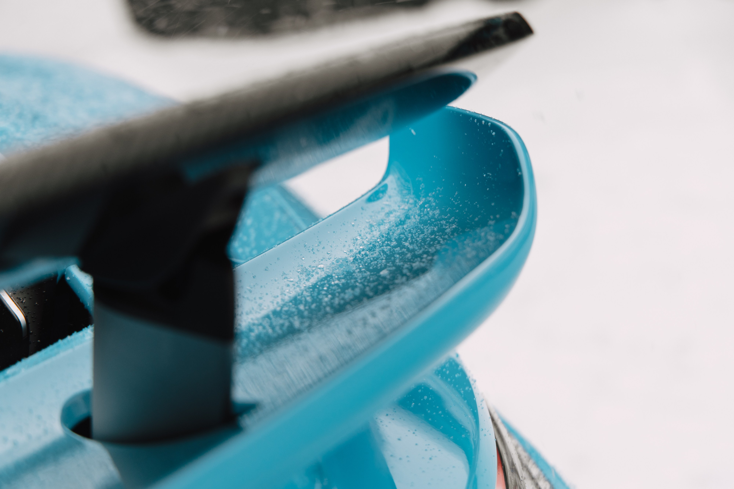 Porsche 911 оклейка в голубой полиуритан с проемами. DeLorein