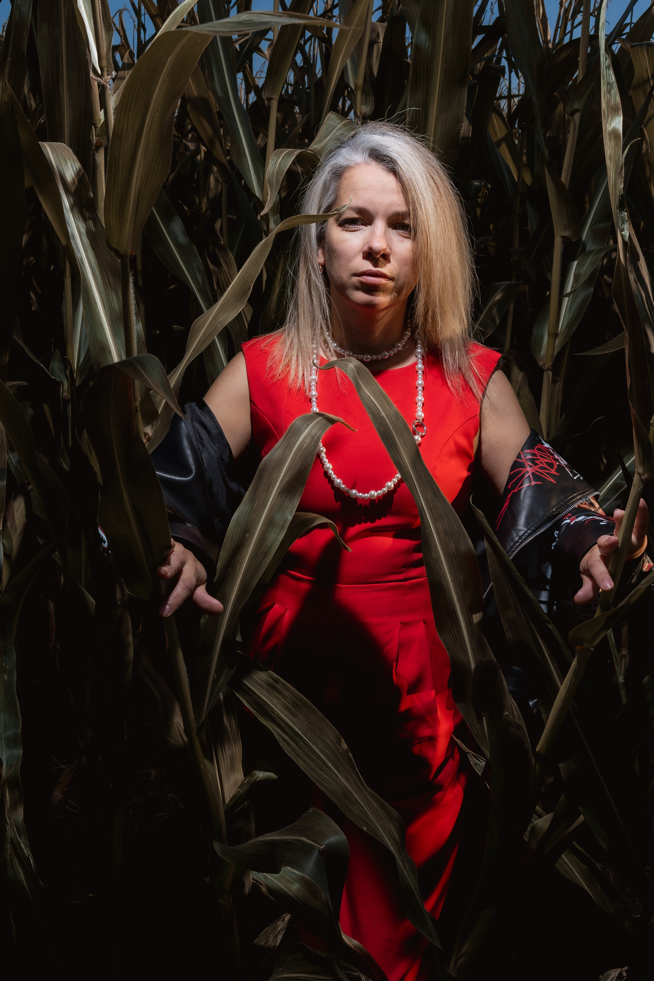 девушка в красном комбинезоне сфотографировалась в кукурузе