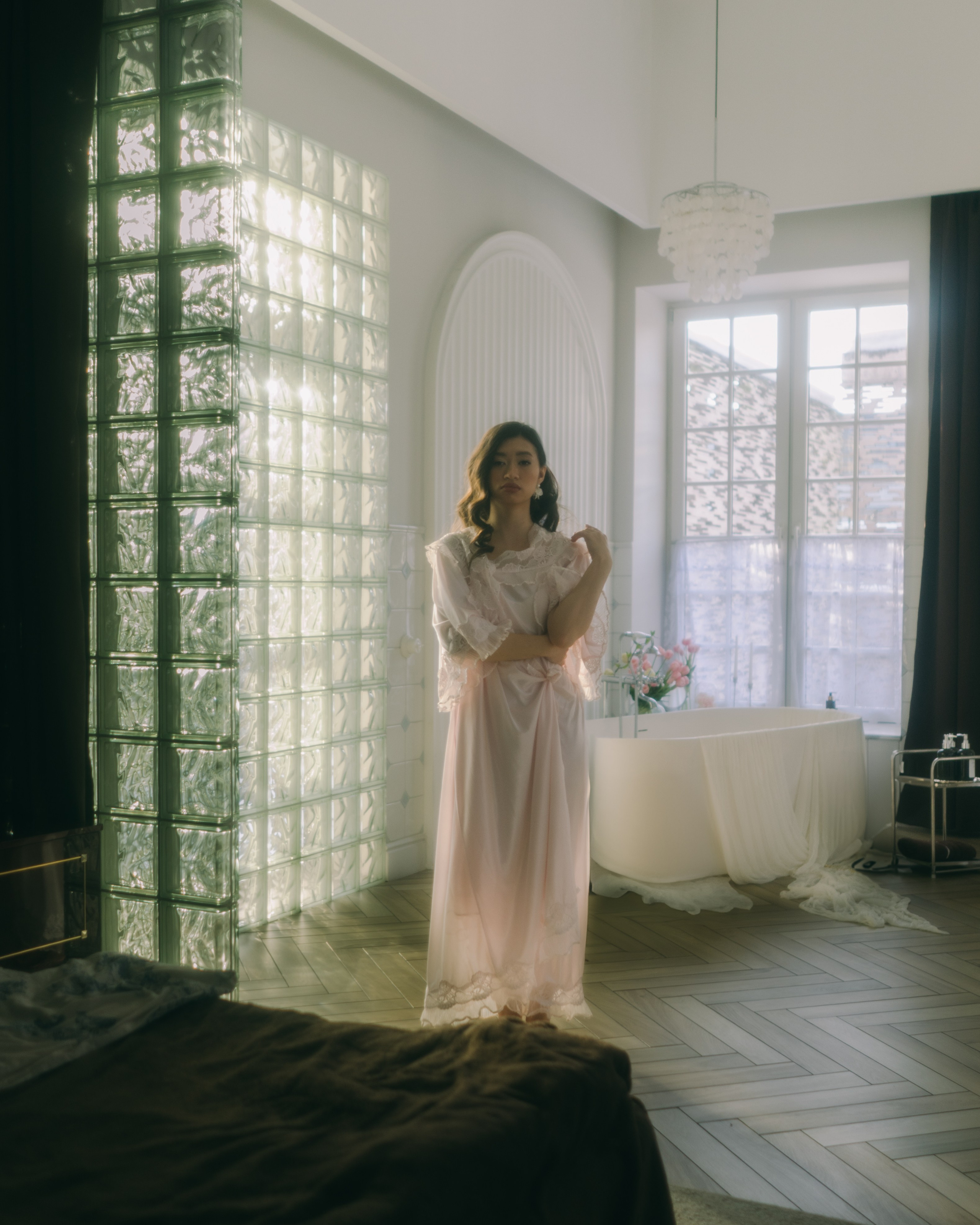 Утро невесты в номере отеле СПб, невеста в пеньюаре в просторной светлой комнате, атмосферная свадебная съемка