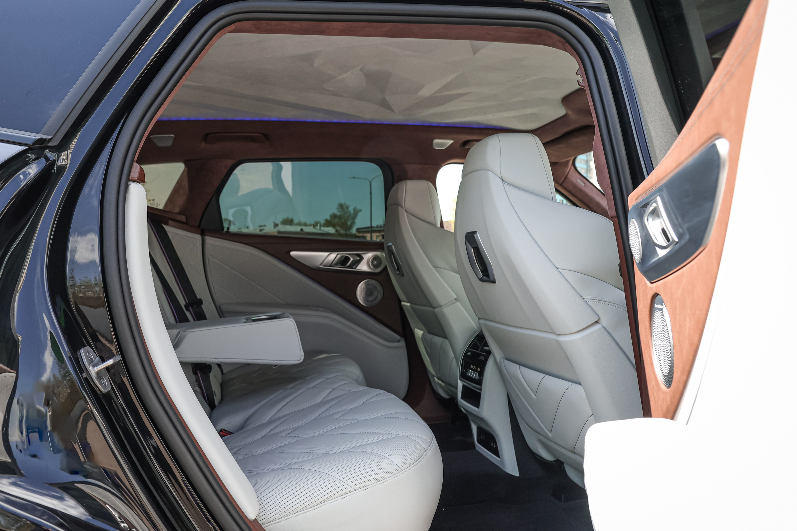 2024 BMW XM. Mixturecaptures