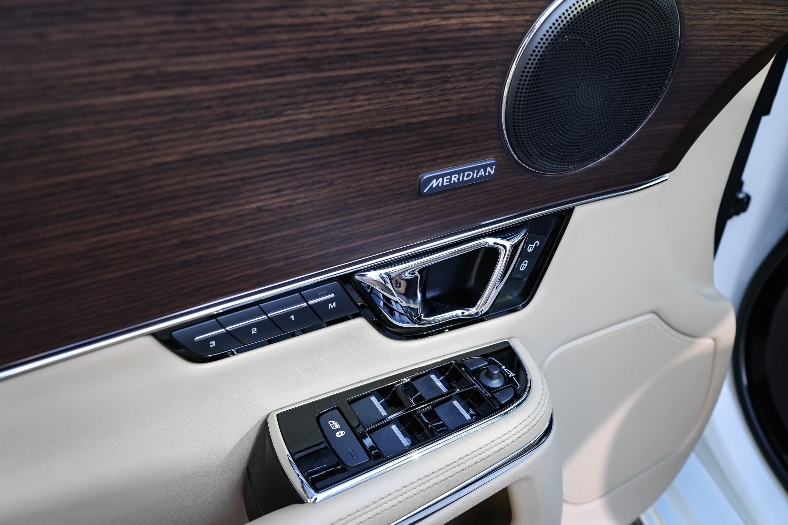 2017 JAGUAR XJ. Mixturecaptures