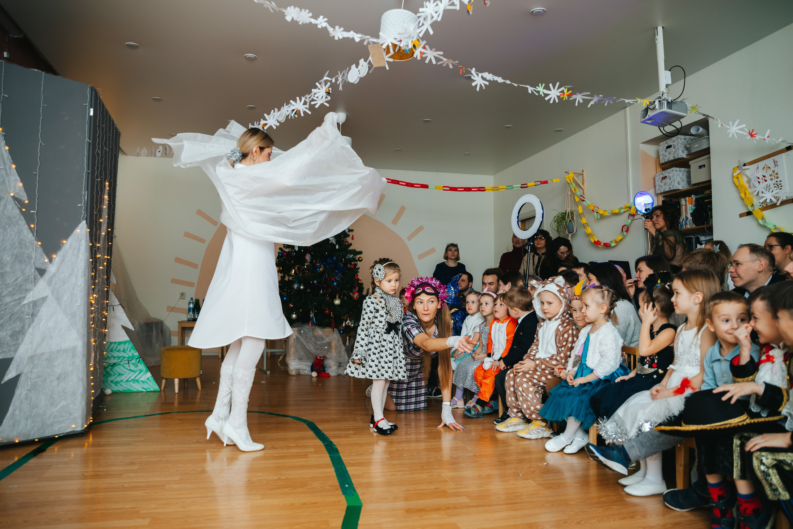 Новогодний утренник в Монтессори-садике. Семейный lifestyle фотограф в Санкт-Петербурге Людмила Пахомова