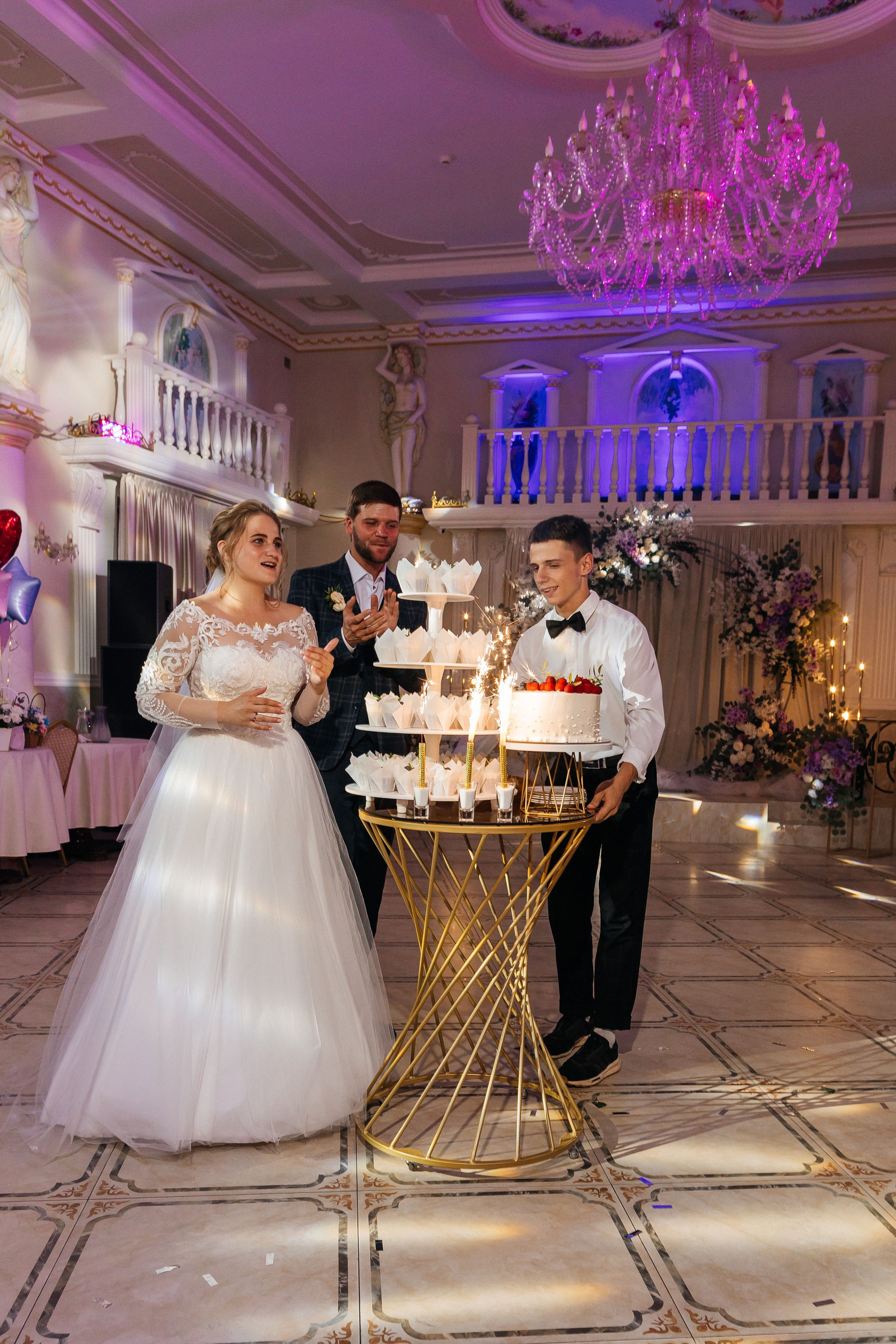 Трогательная выездная церемония в уютном ресторане. Олег Сверчков | Свадебный фотограф Вологда