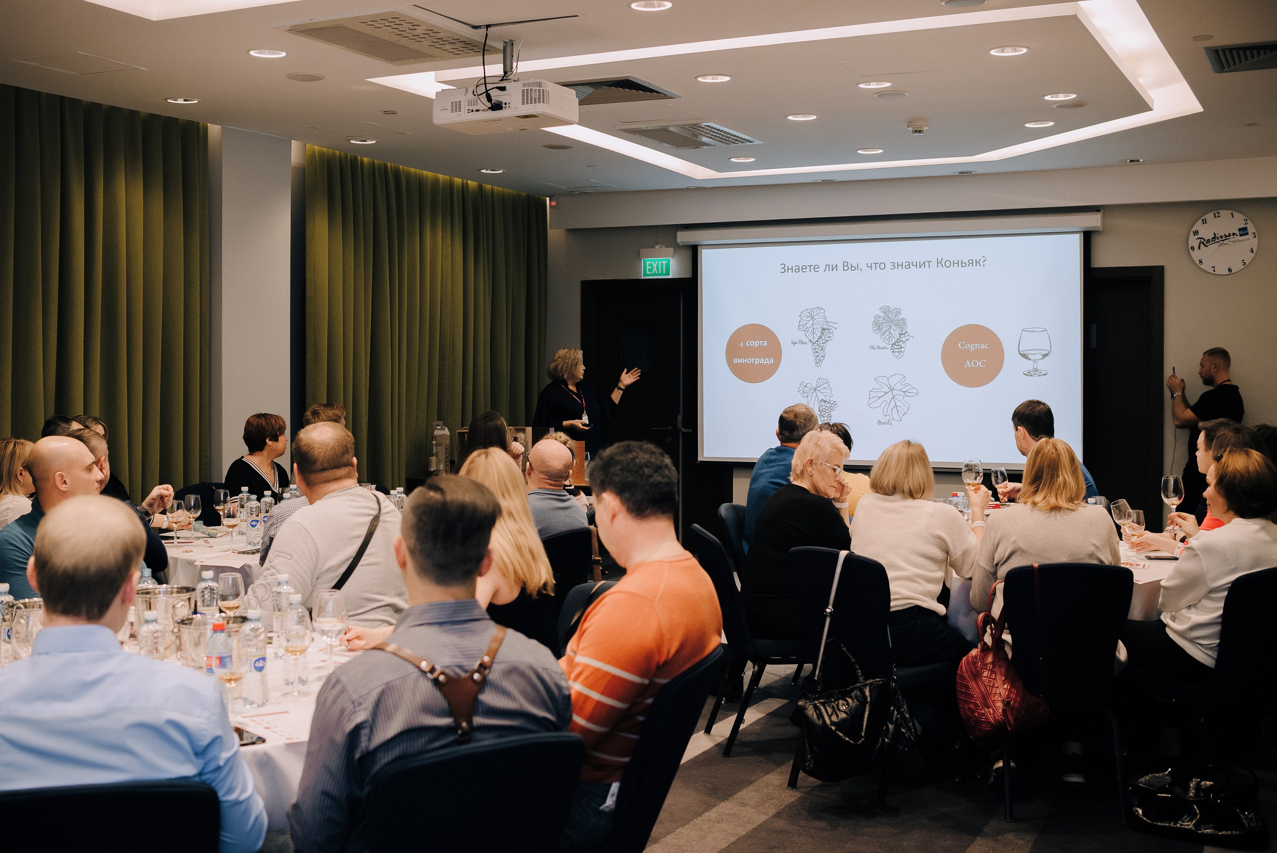 ФЕСТИВАЛЬ ВИНА И КРЕПКИХ НАПИТКОВ МАВТ-ВИНОТЕКА. Репортажный фотограф Зуев Роман г. Челябинск