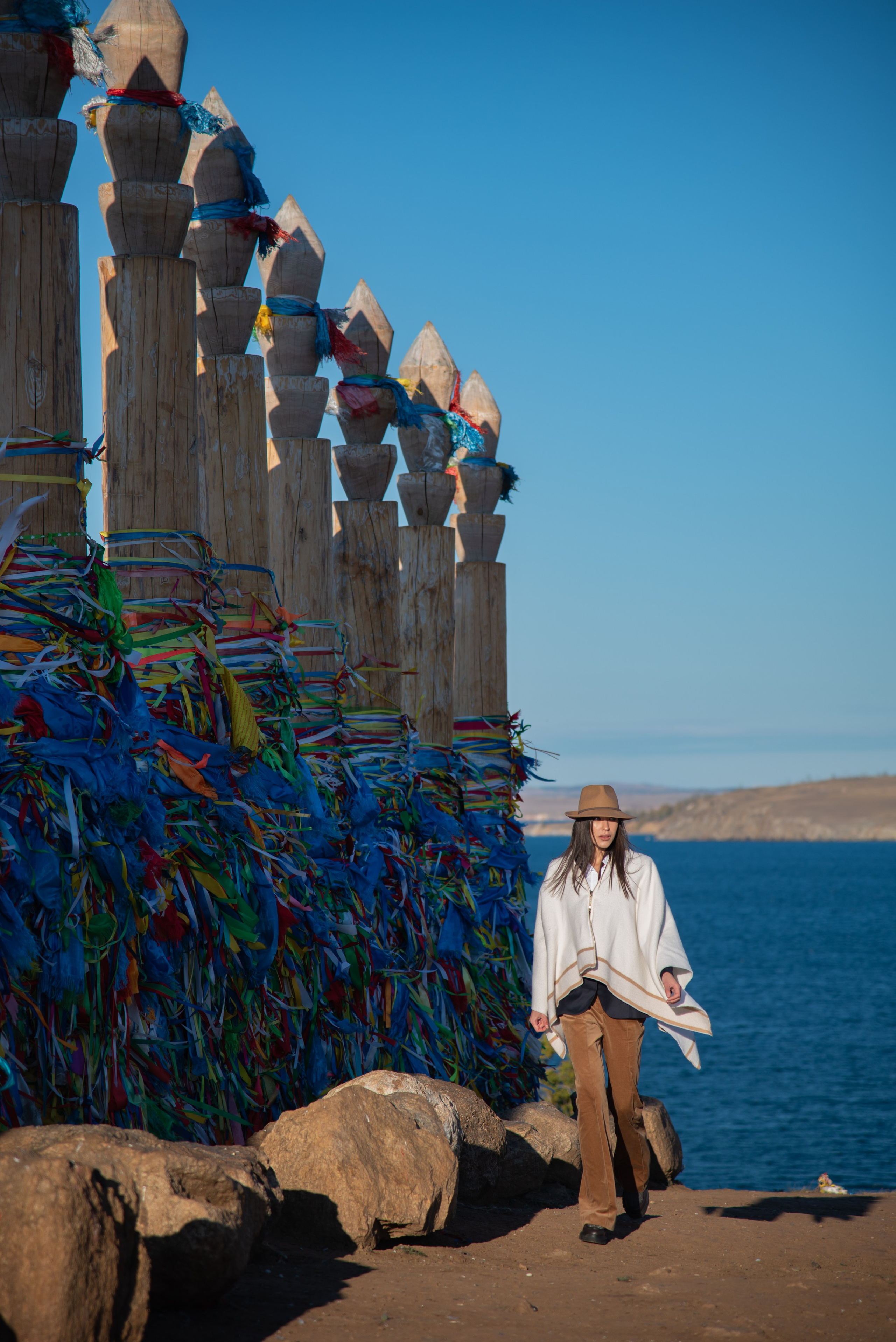 Съёмка одежды на Ольхоне. Занимаюсь профессиональной фотографией и живу рядом с Байкалом. Работаю в разных жанрах