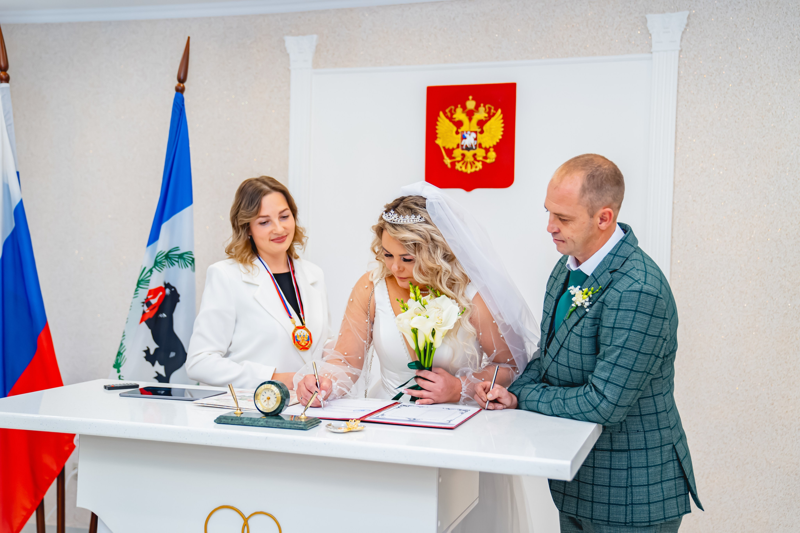 Осенняя Свадьба 2024. Занимаюсь профессиональной фотографией и живу рядом с Байкалом. Работаю в разных жанрах