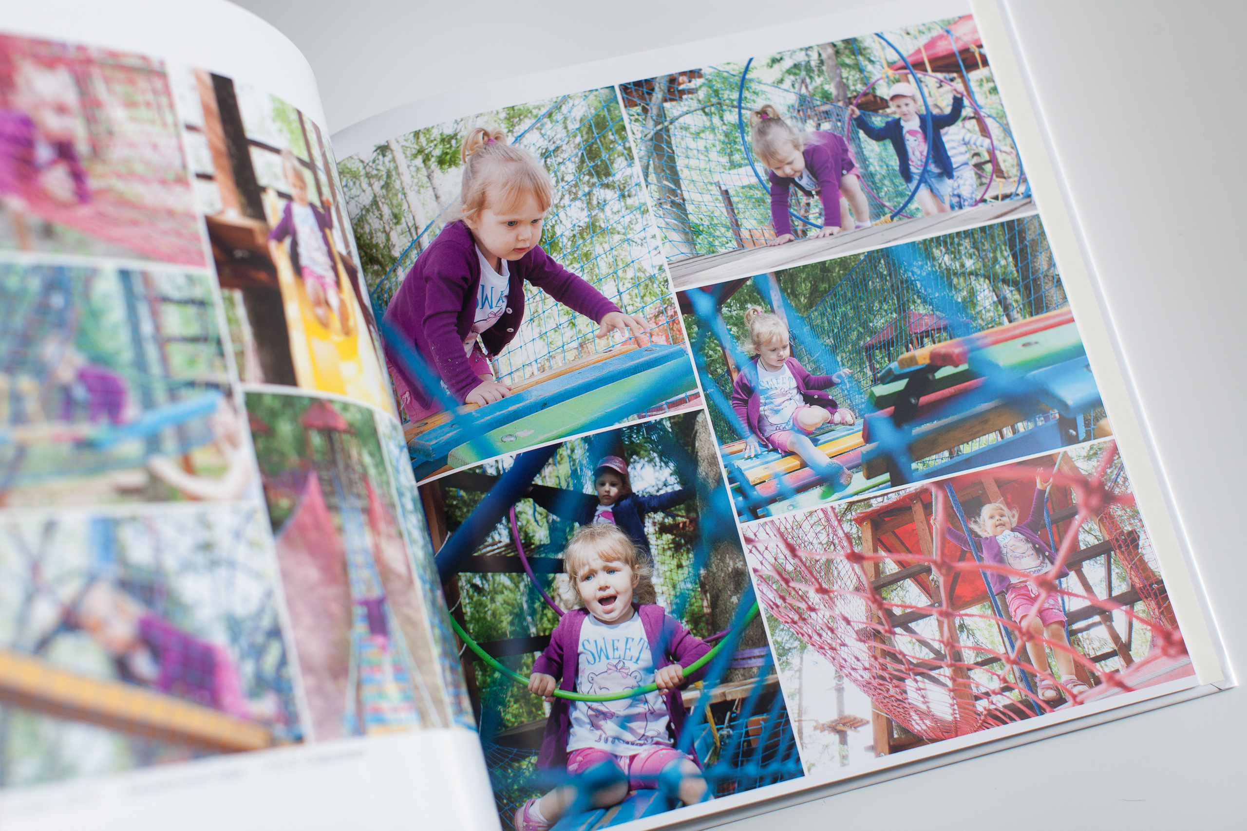 Разворот семейного альбома про ребенка квадратного формата.