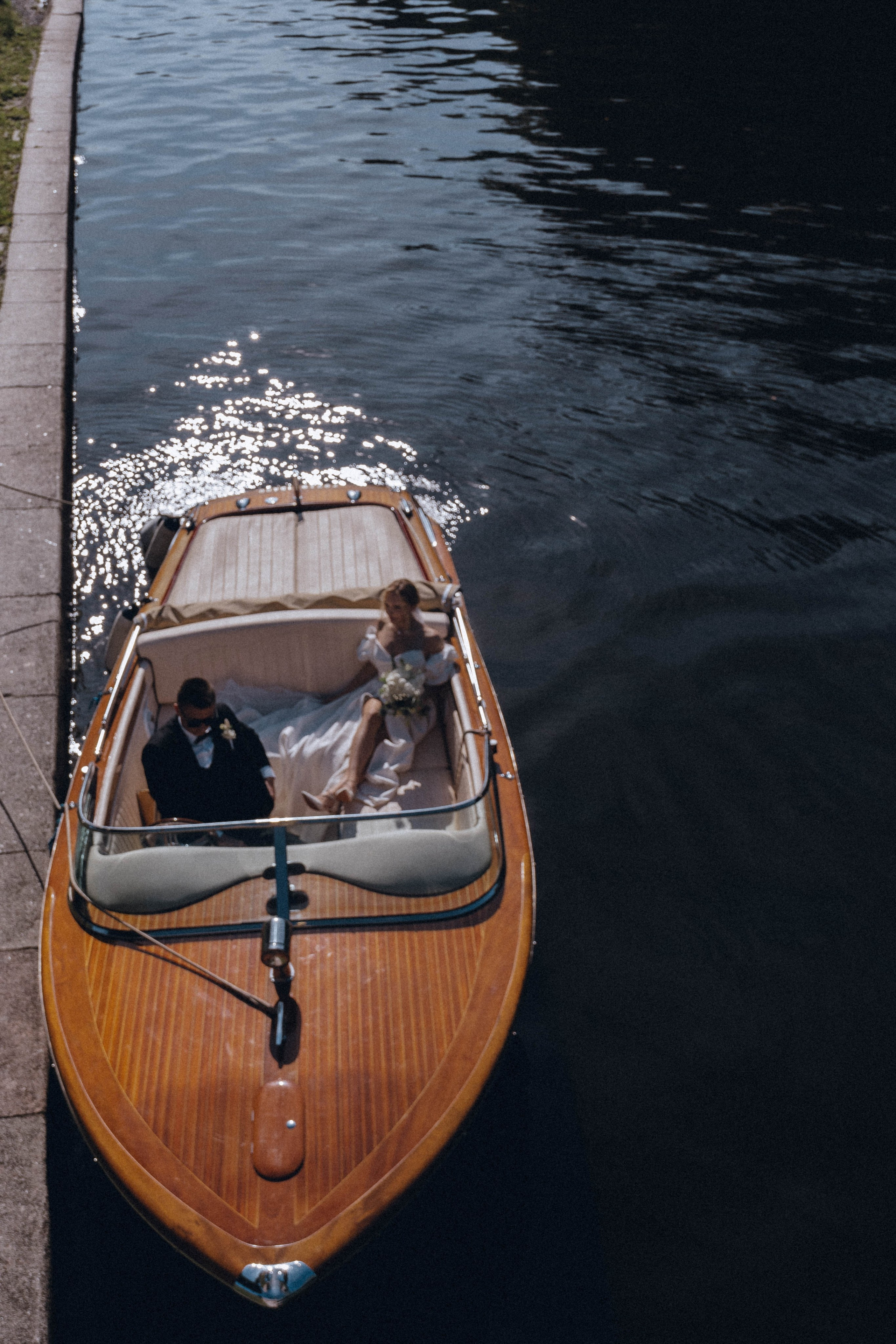 СВАДЕНБНАЯ СЬЕМКА НА КАТЕРЕ ПО КАНАЛАМ САНКТ-ПЕТЕРБУРГА И В АКВАТОРИИ НЕВЫ. Профессиональный фотограф, Санкт-Петербург — Виктория Богомолова