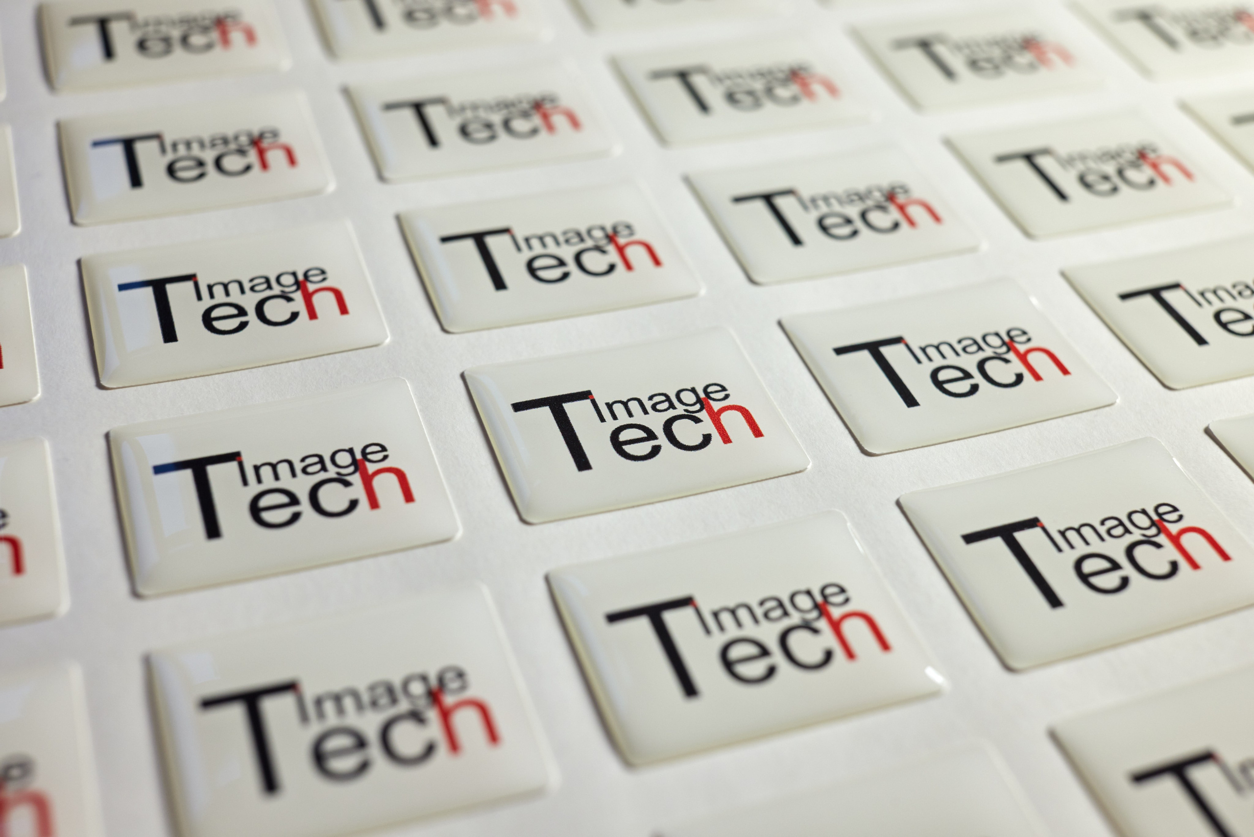 Полимерная этикетка. Имидж Технологии — Производство сувенирных магнитов, заливных этикеток и значков. Репортажная фотография в Кирове Кировской области