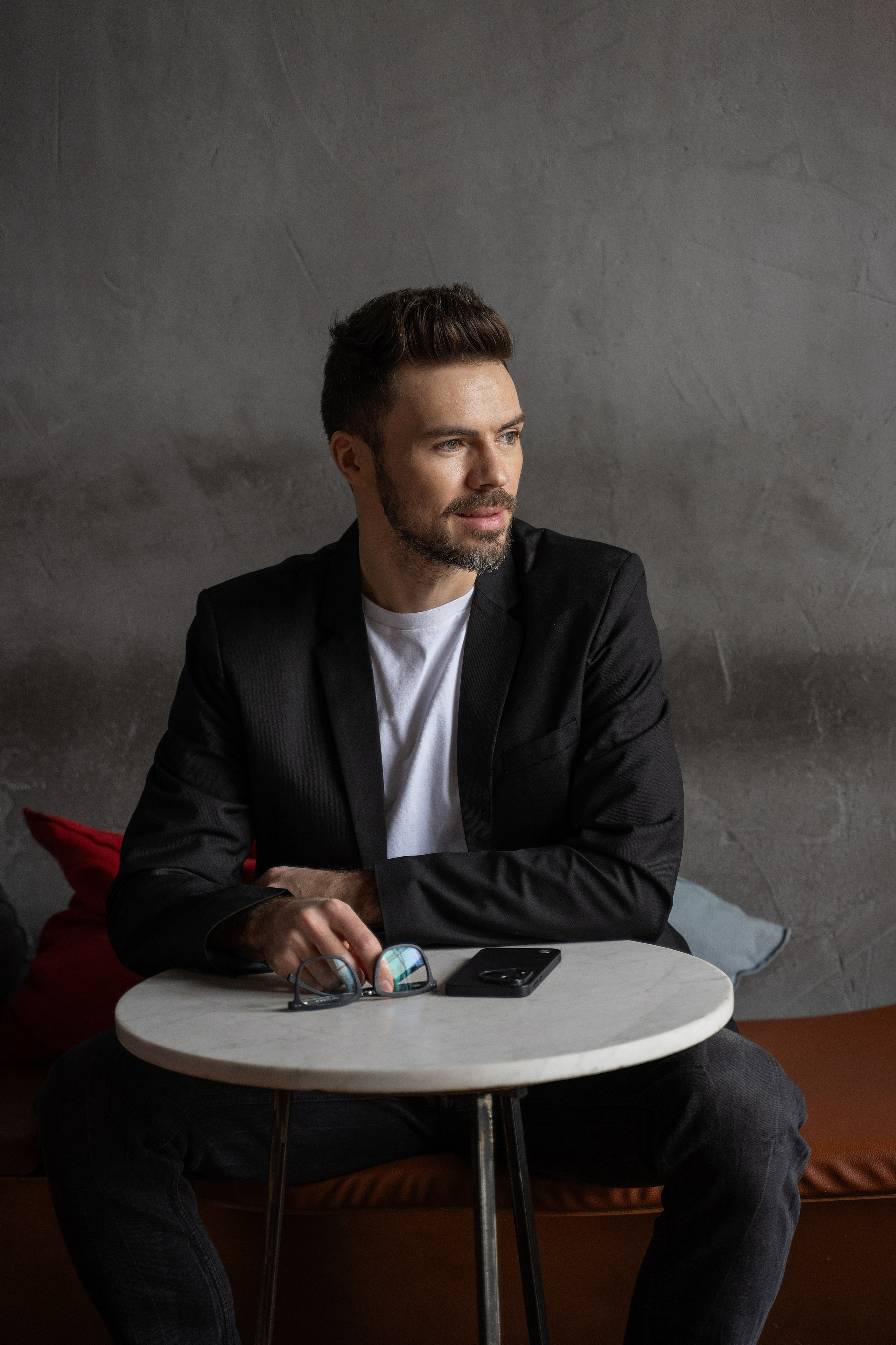 Красавчик в кафе. Главная