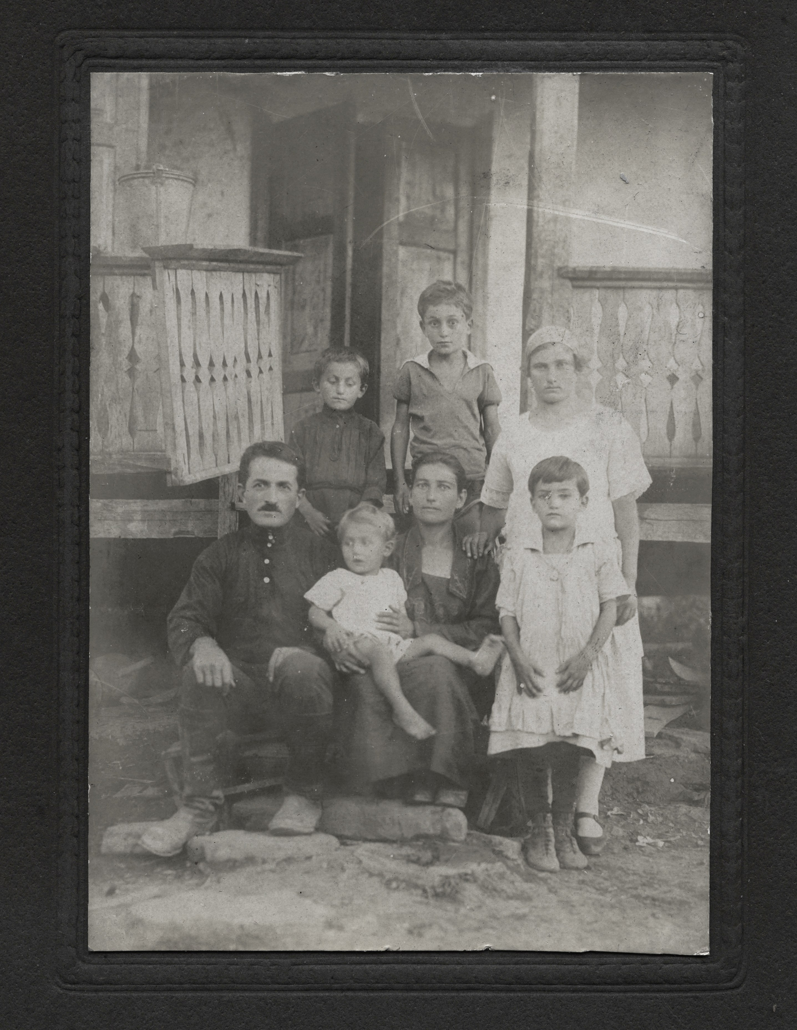 Саркис и Агавник Сивонян, старший сын Сертат Саркисовчик, Левлон Сиванян, Ехекнуи, Сурен и Ментуй Давлощзян. Архив Эли Симованян.