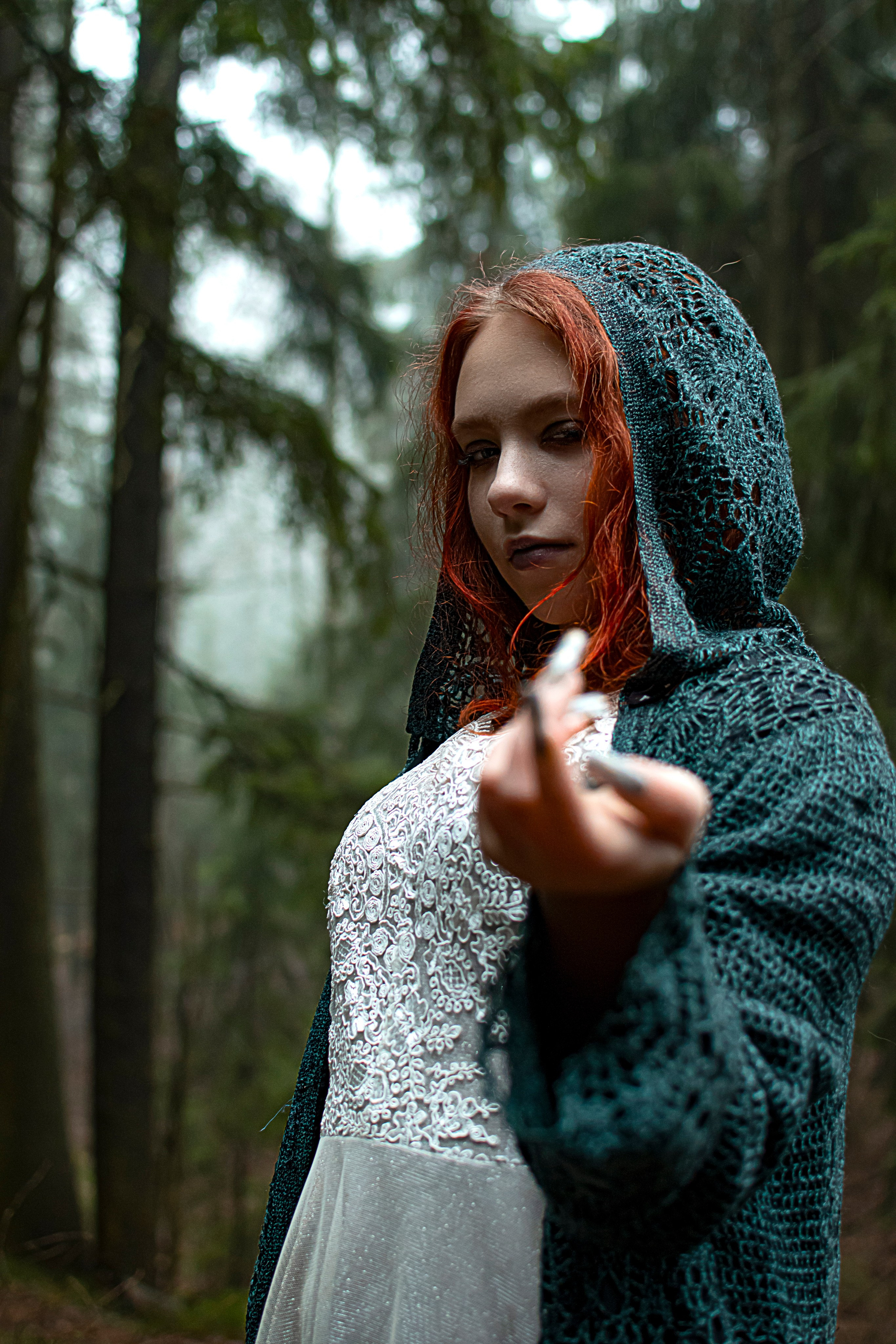 Прекрасная красноволосая девушка зовет тебя в лес