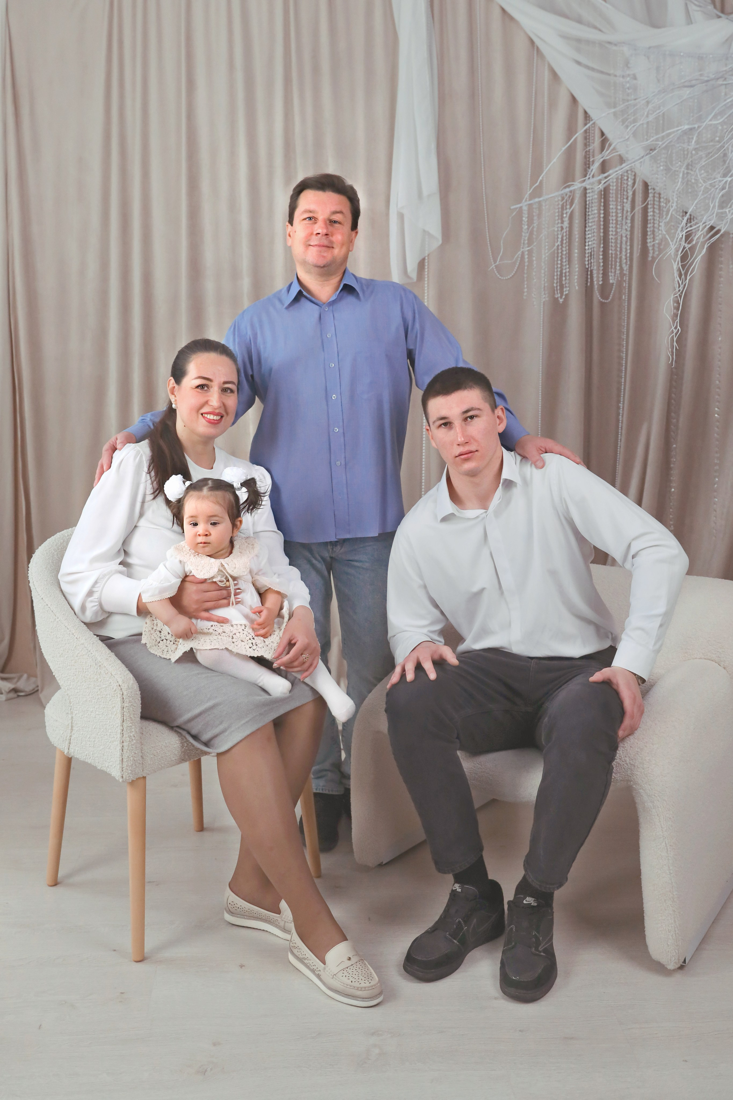 Семейная фотосессия в студии. Семейный и школьный фотограф в Краснодаре Юлия Избенко. Выпускные альбомы Краснодар